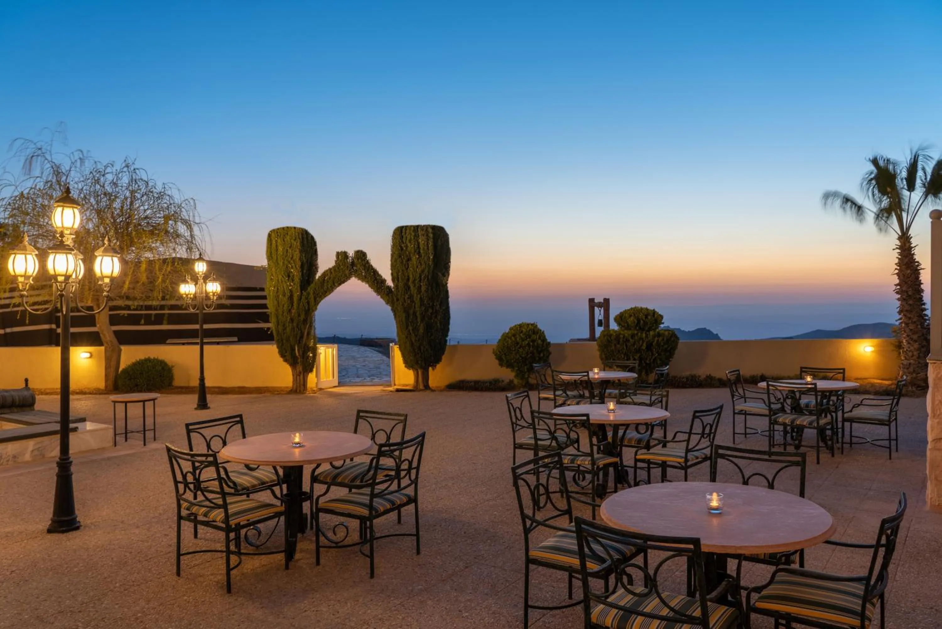 Restaurant/places to eat in Grand Mercure Petra