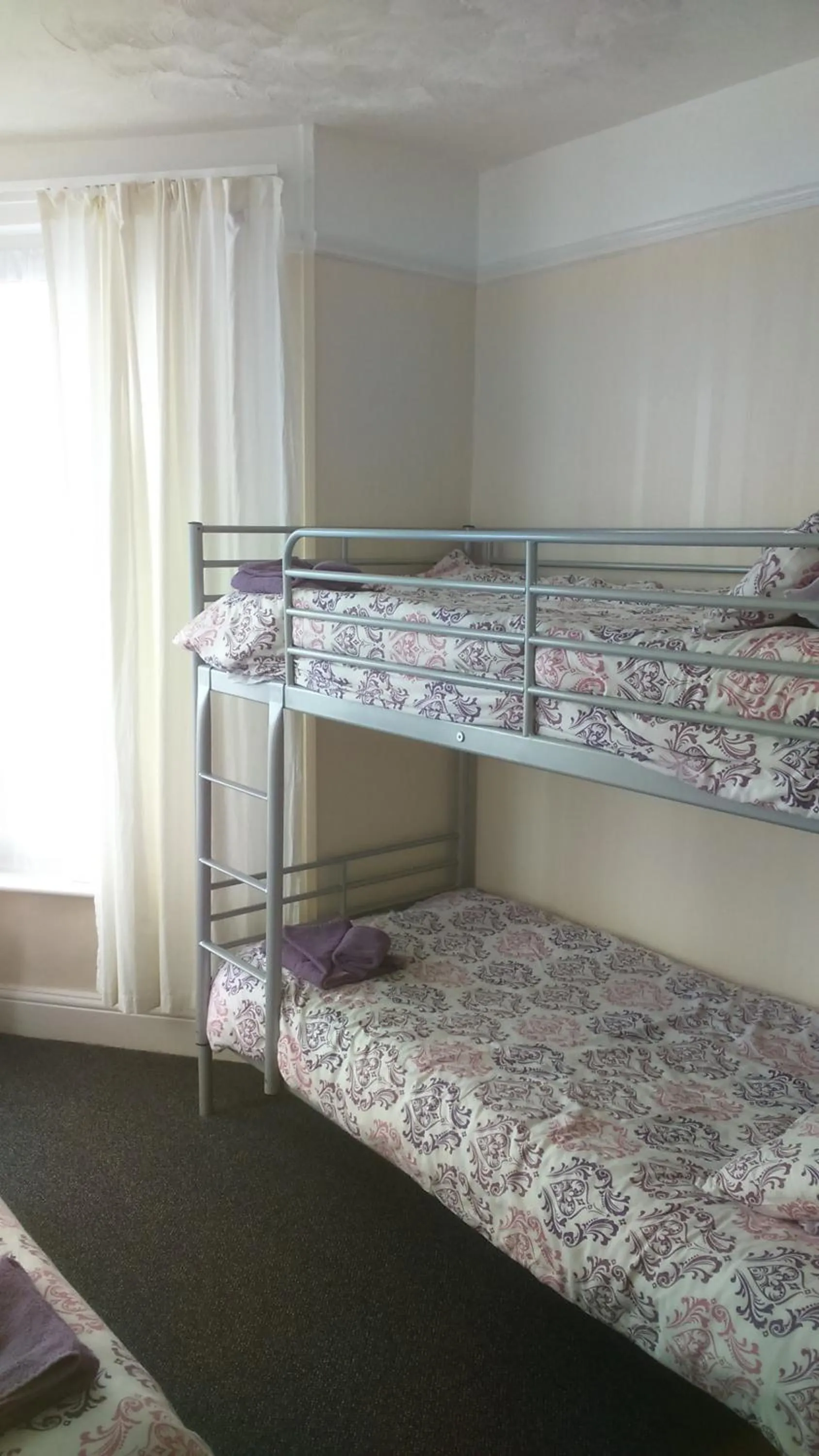 Photo of the whole room, Bed in Smugglers Rest