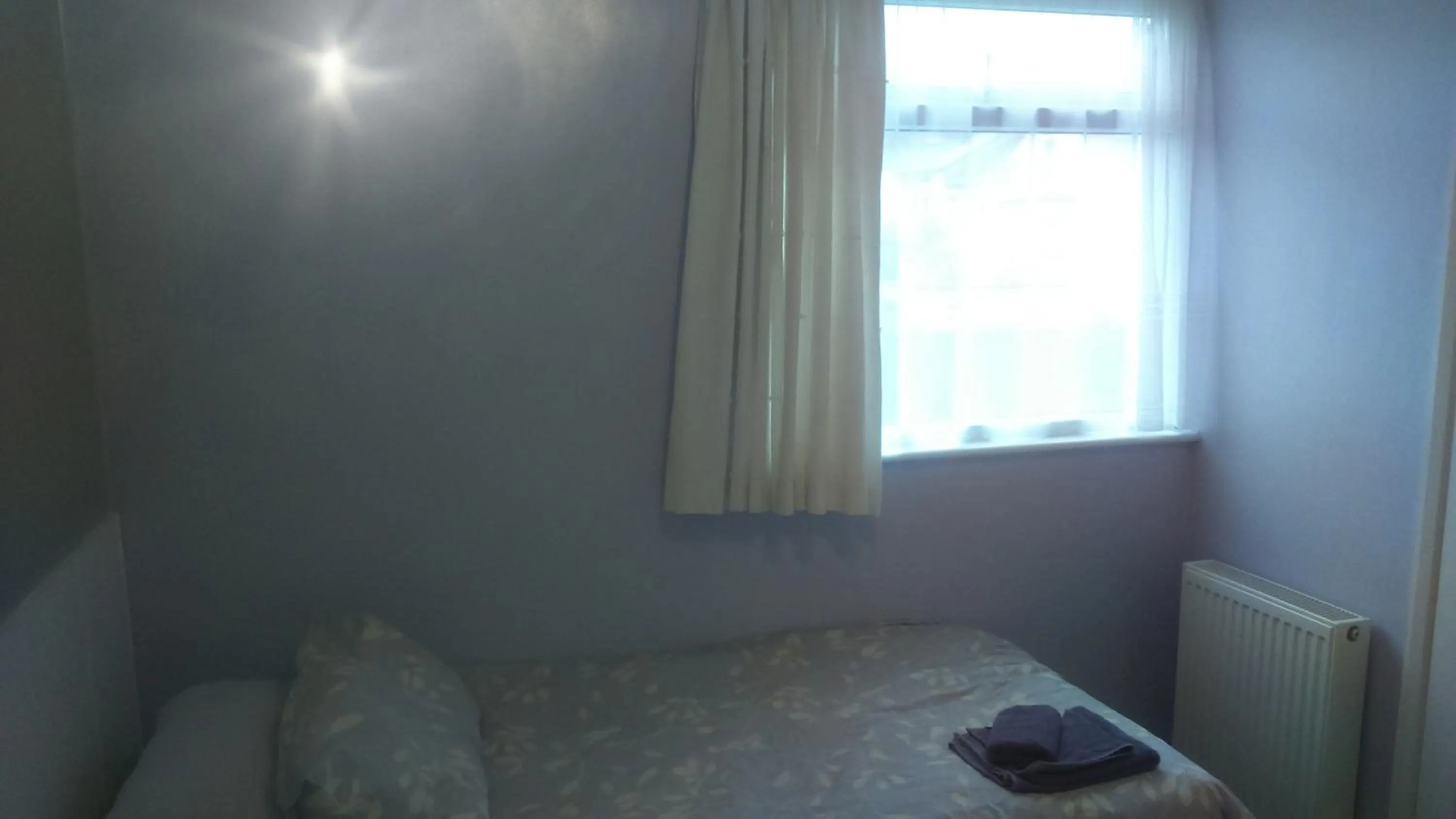 Photo of the whole room, Bed in Smugglers Rest