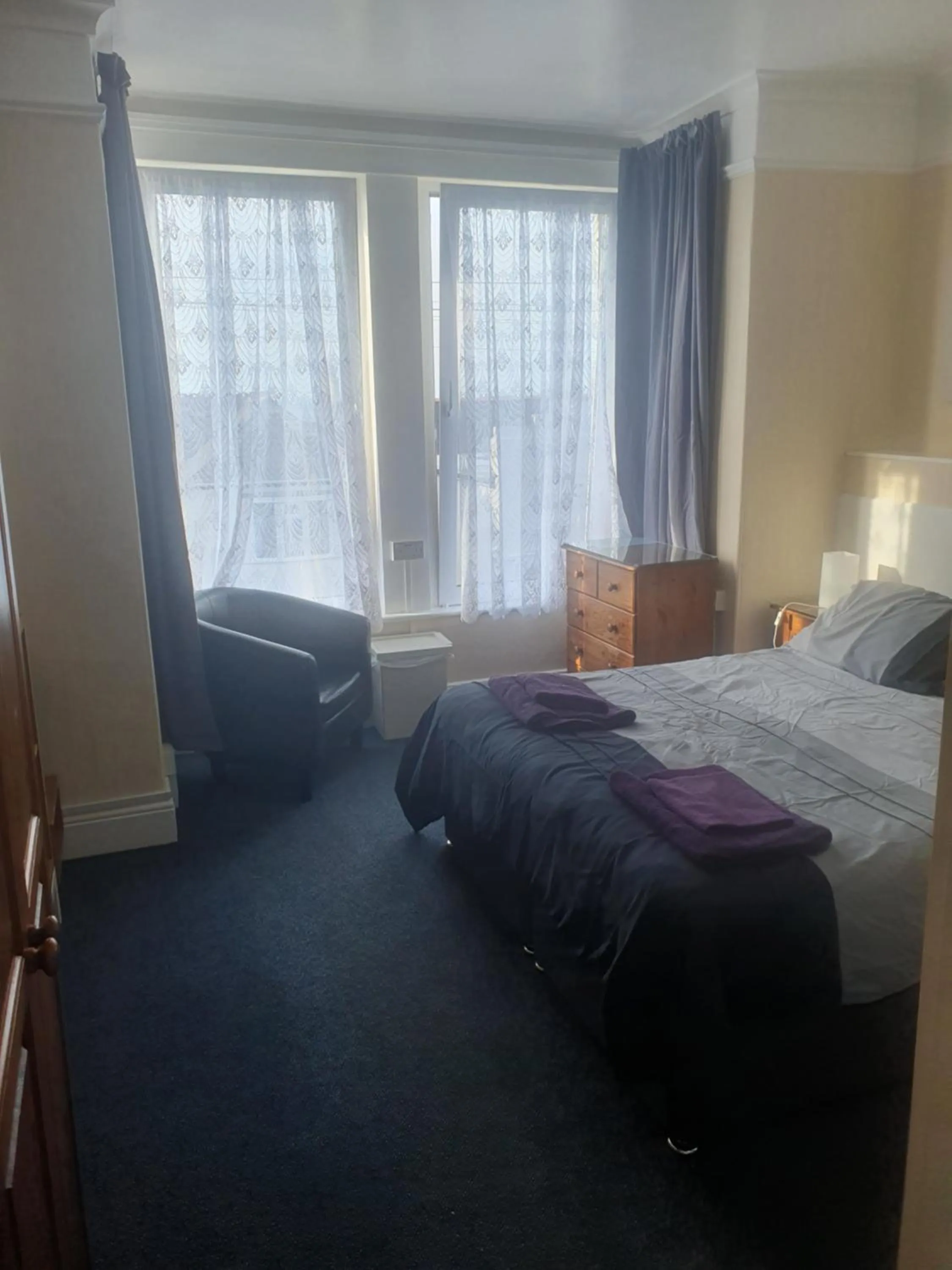 Photo of the whole room, Bed in Smugglers Rest