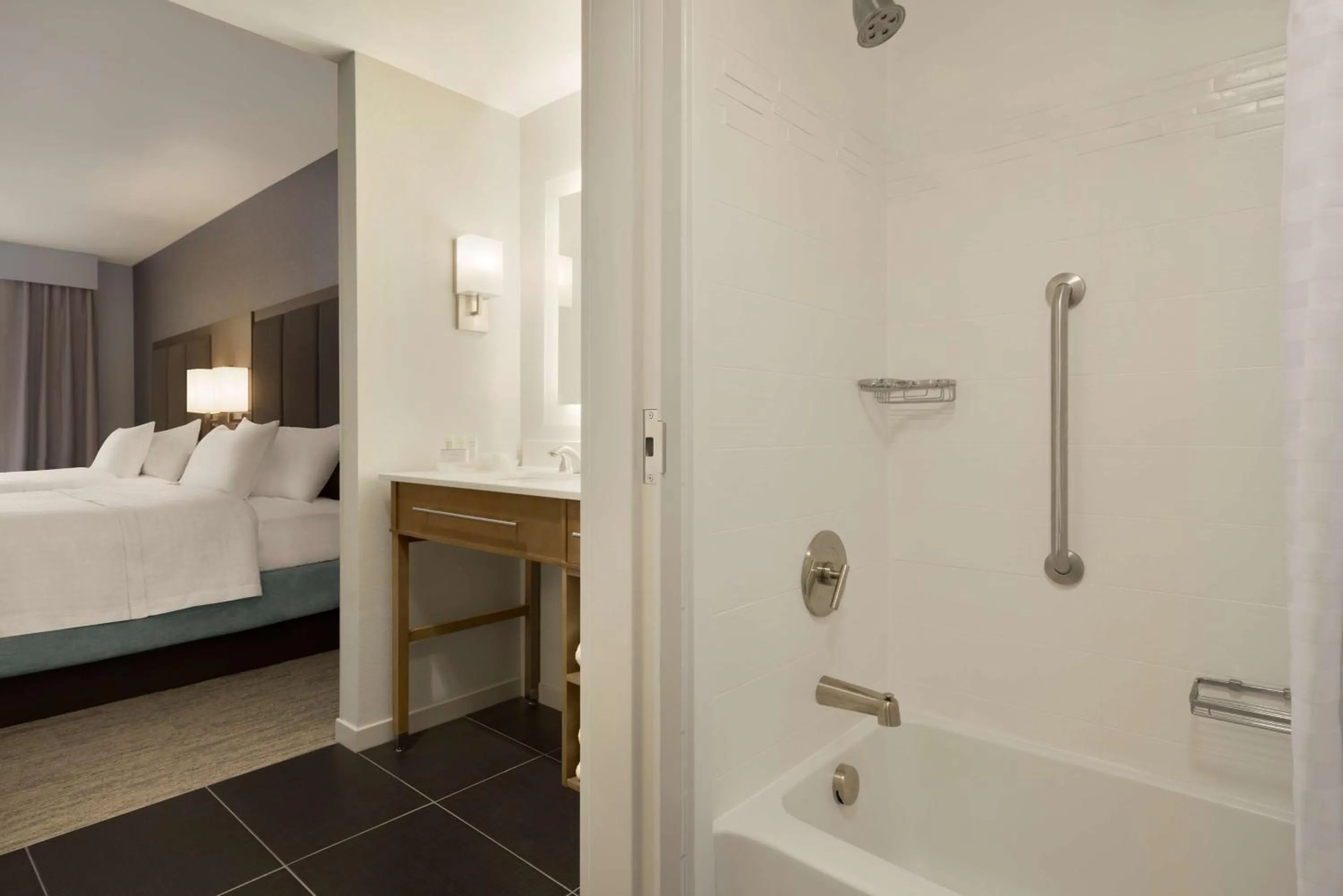 Bathroom, Bed in Homewood Suites By Hilton Memphis - Southaven