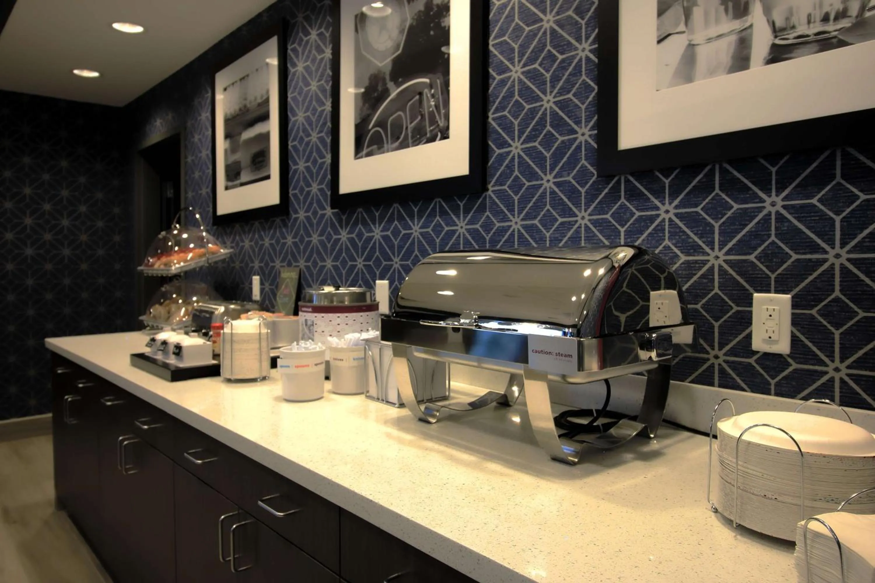 Restaurant/places to eat in Hampton Inn West Plains