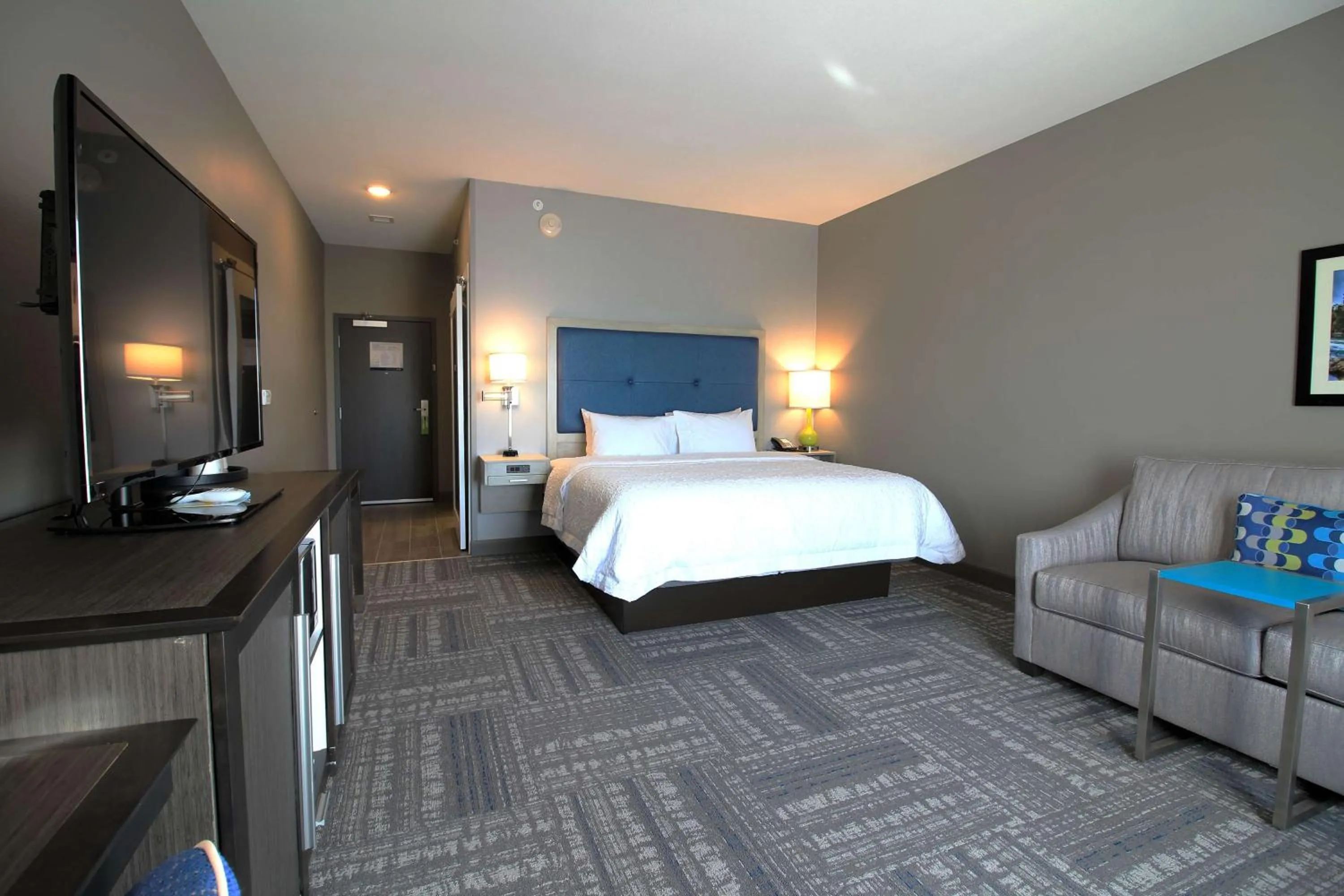 Bedroom, Bed in Hampton Inn West Plains