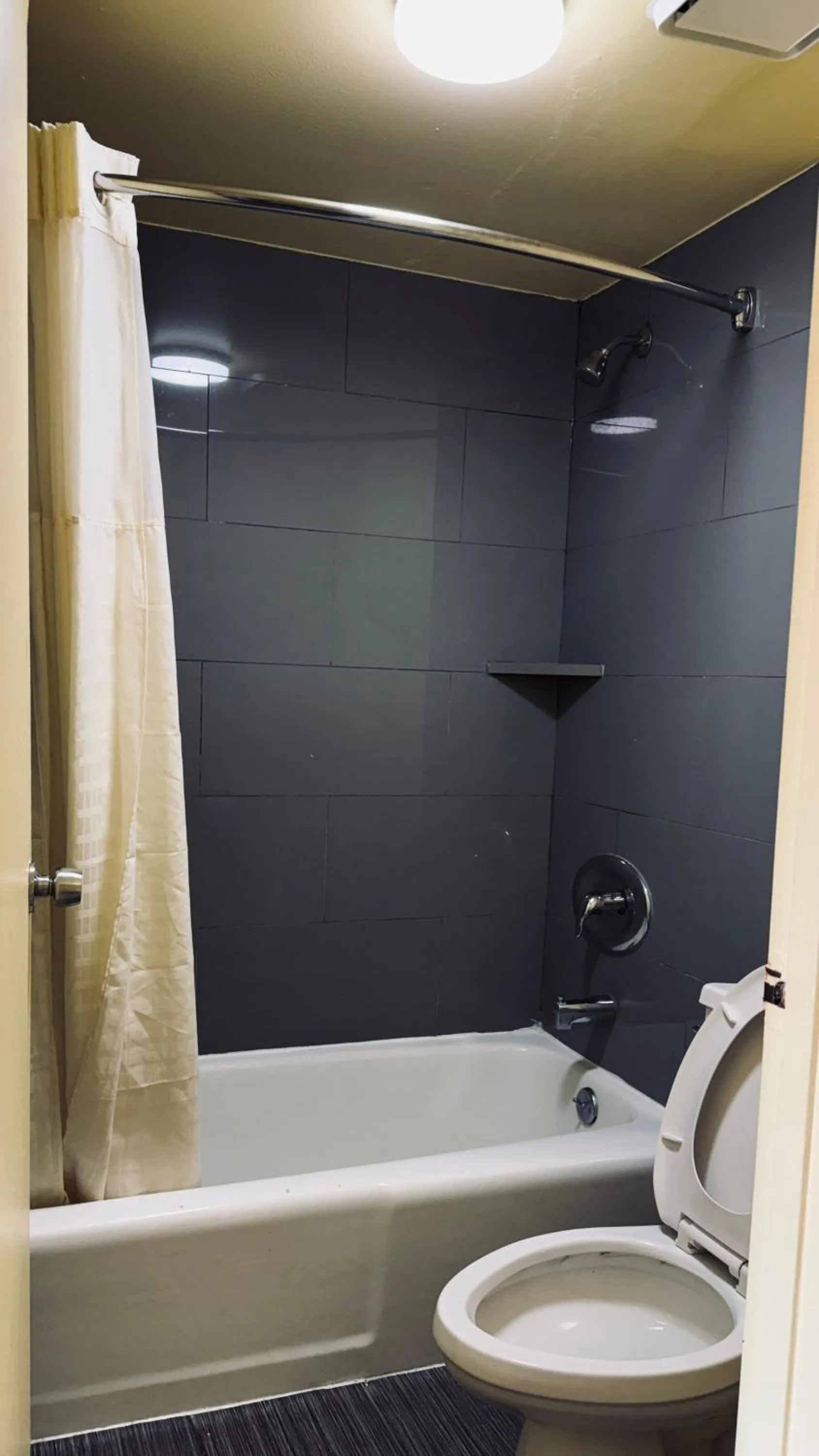 Bathroom in Budget Inn Of Orlando