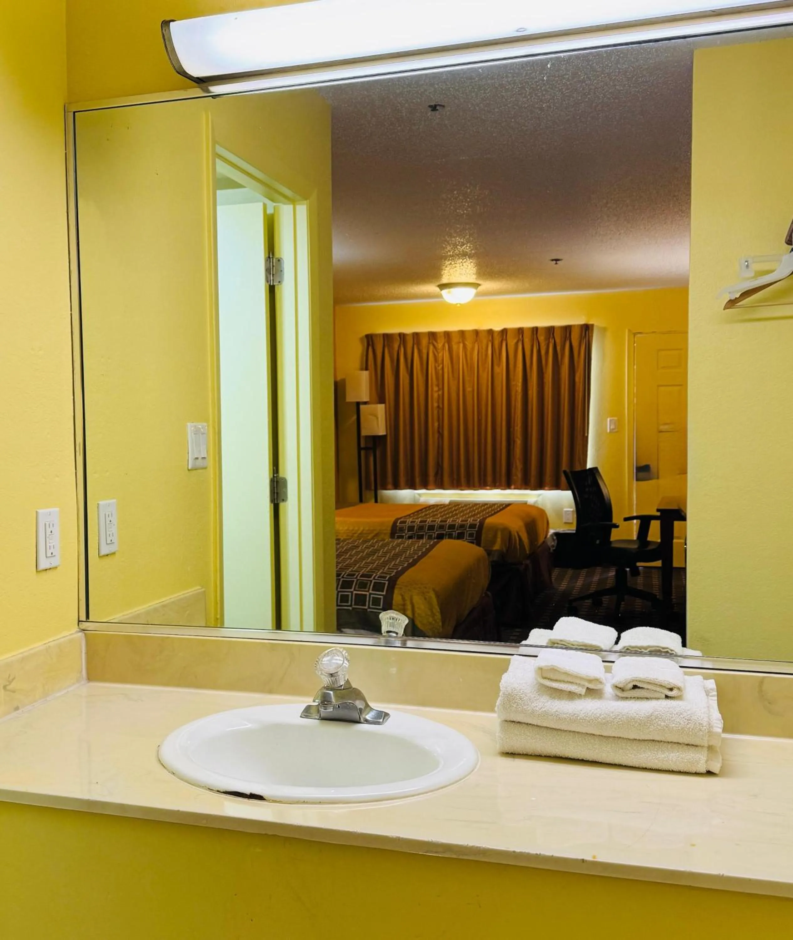 Bathroom in Budget Inn Of Orlando