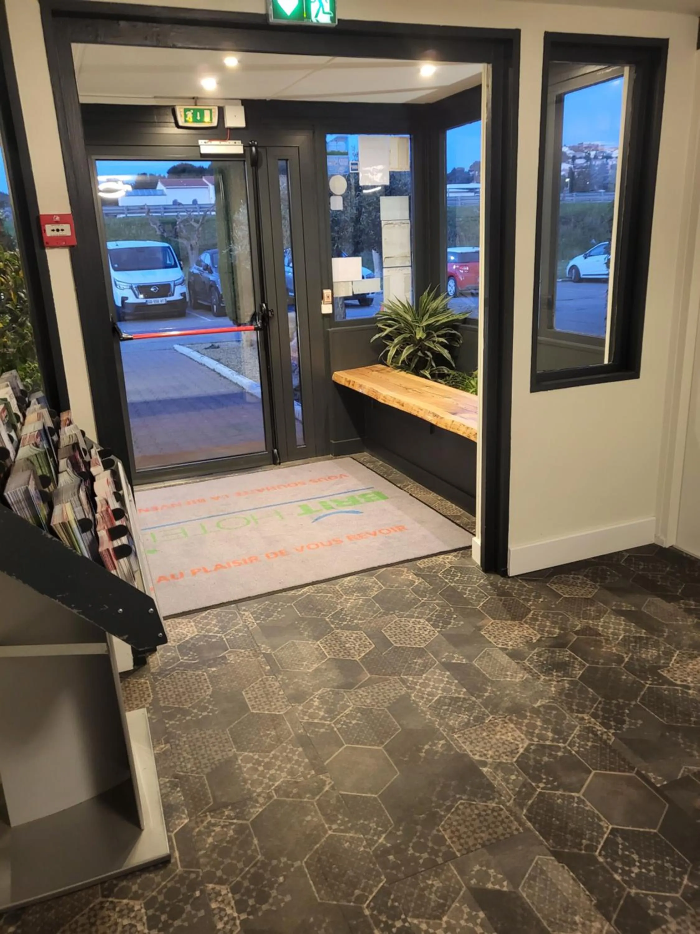 Facade/entrance in Brit Hotel Plaisance A9/A61