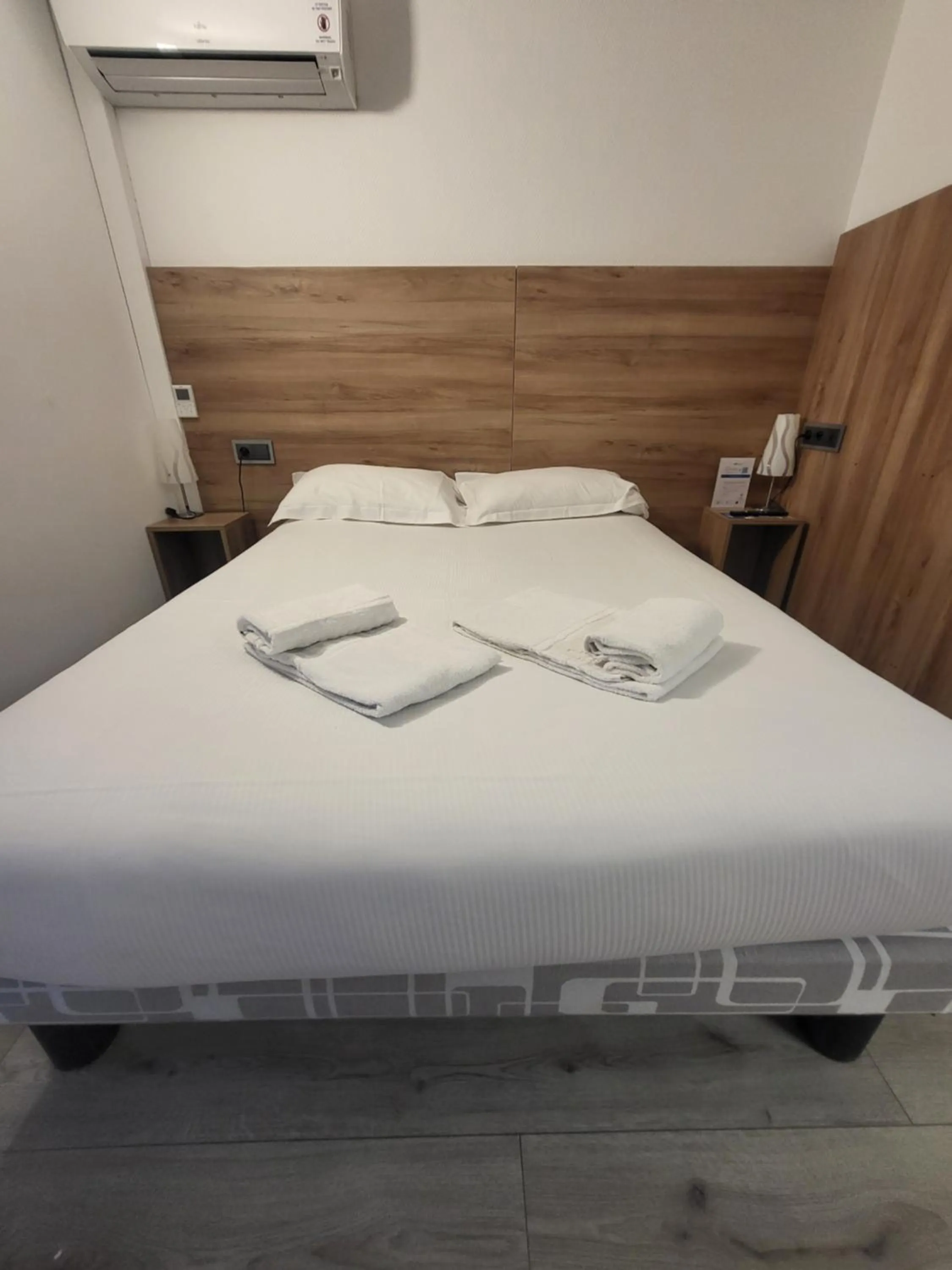 Bed in Brit Hotel Plaisance A9/A61