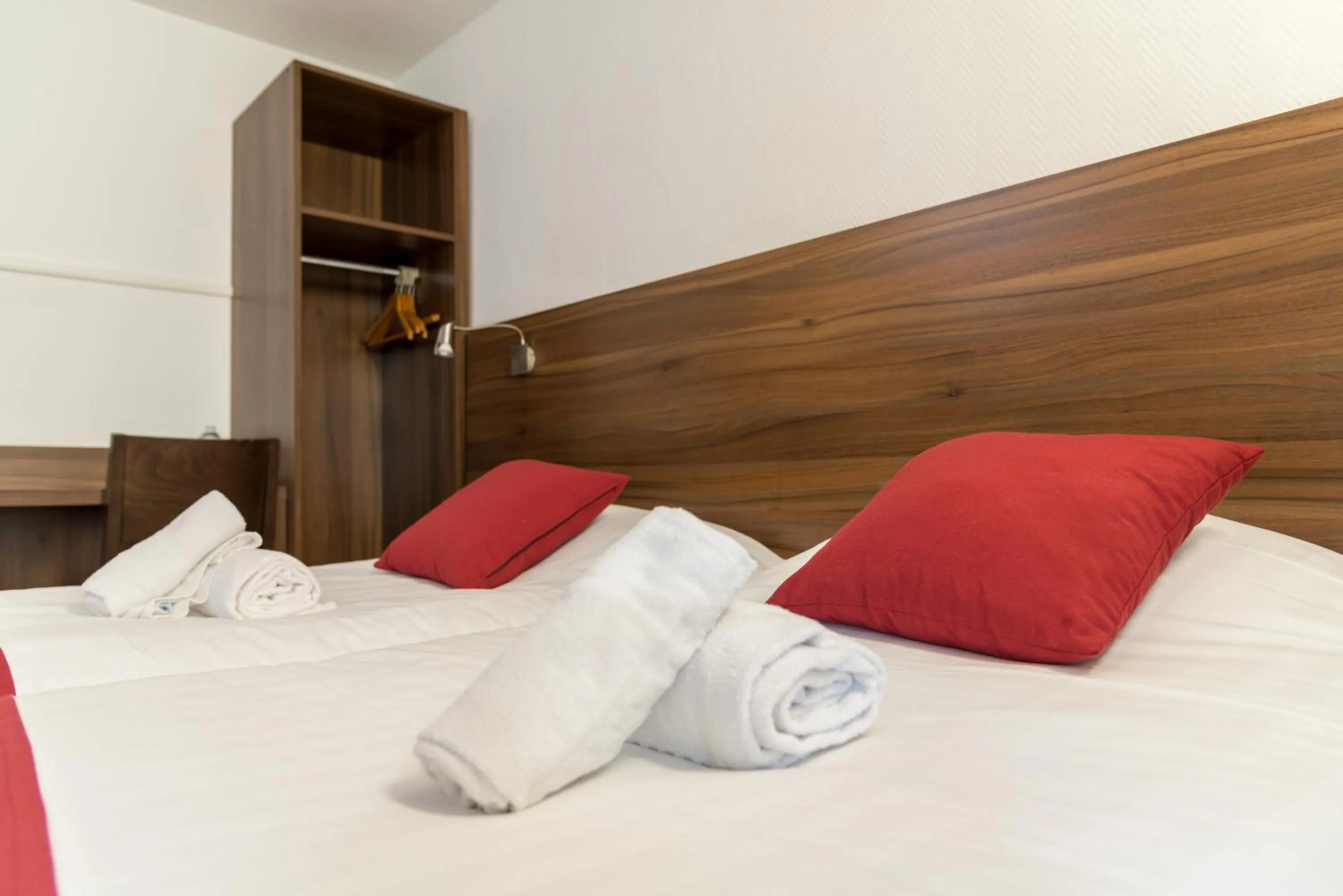 Bed in Brit Hotel Plaisance A9/A61