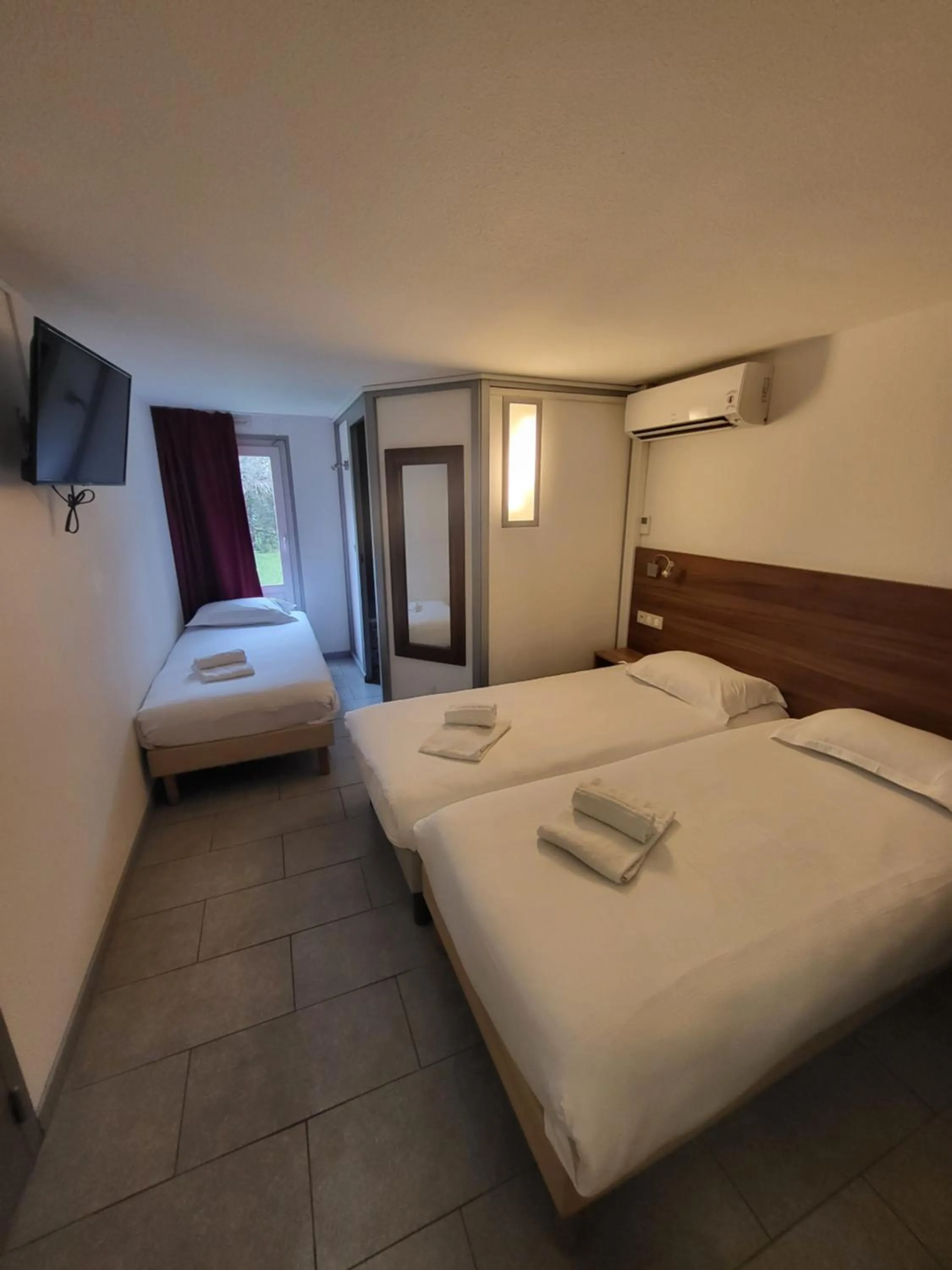 Bed in Brit Hotel Plaisance A9/A61