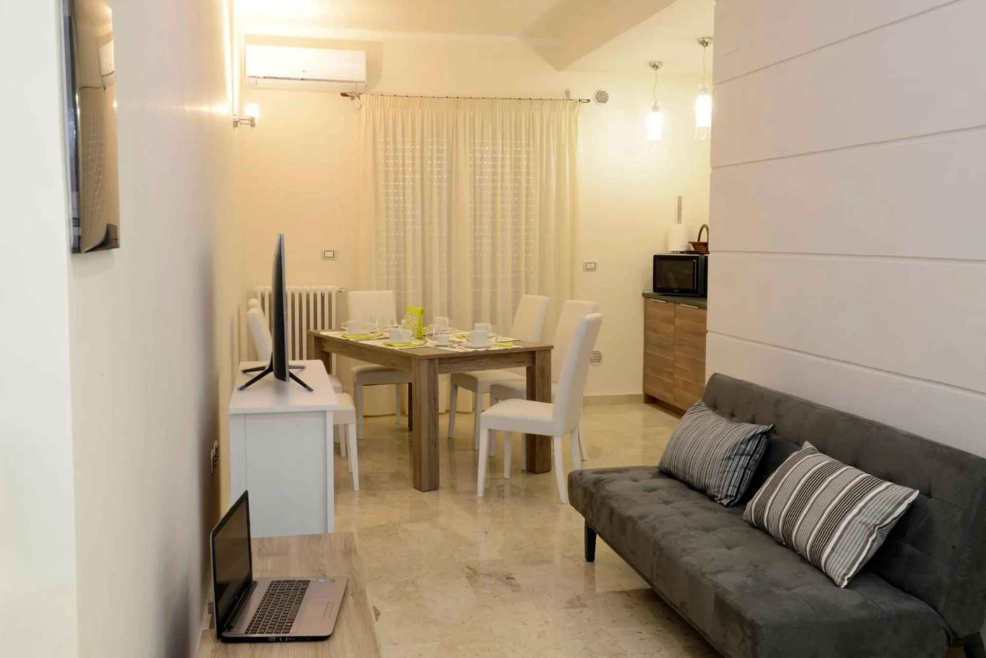 Communal lounge/ TV room in Fronte Del Porto