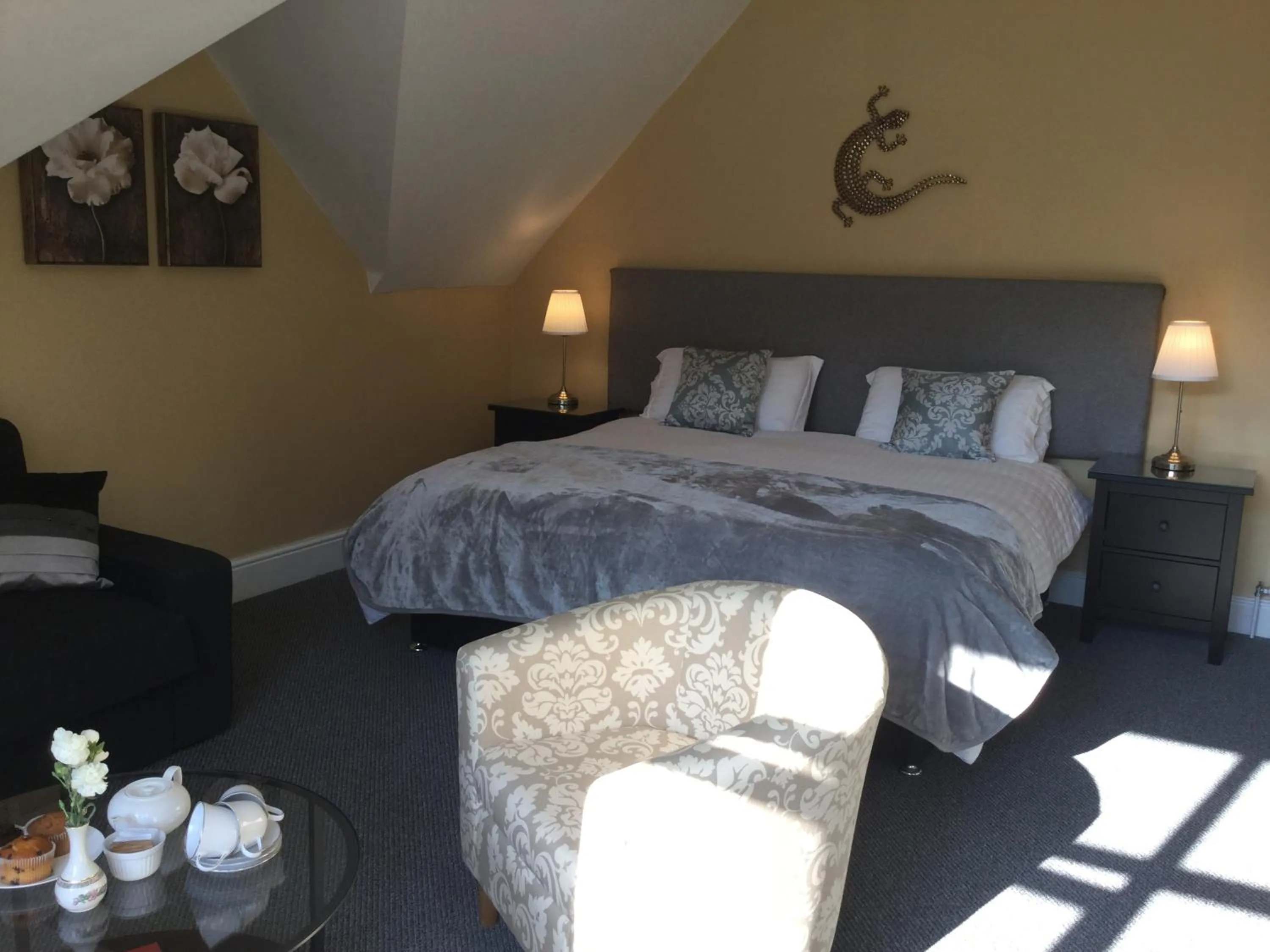 Shower, Bed in Elton Guest House