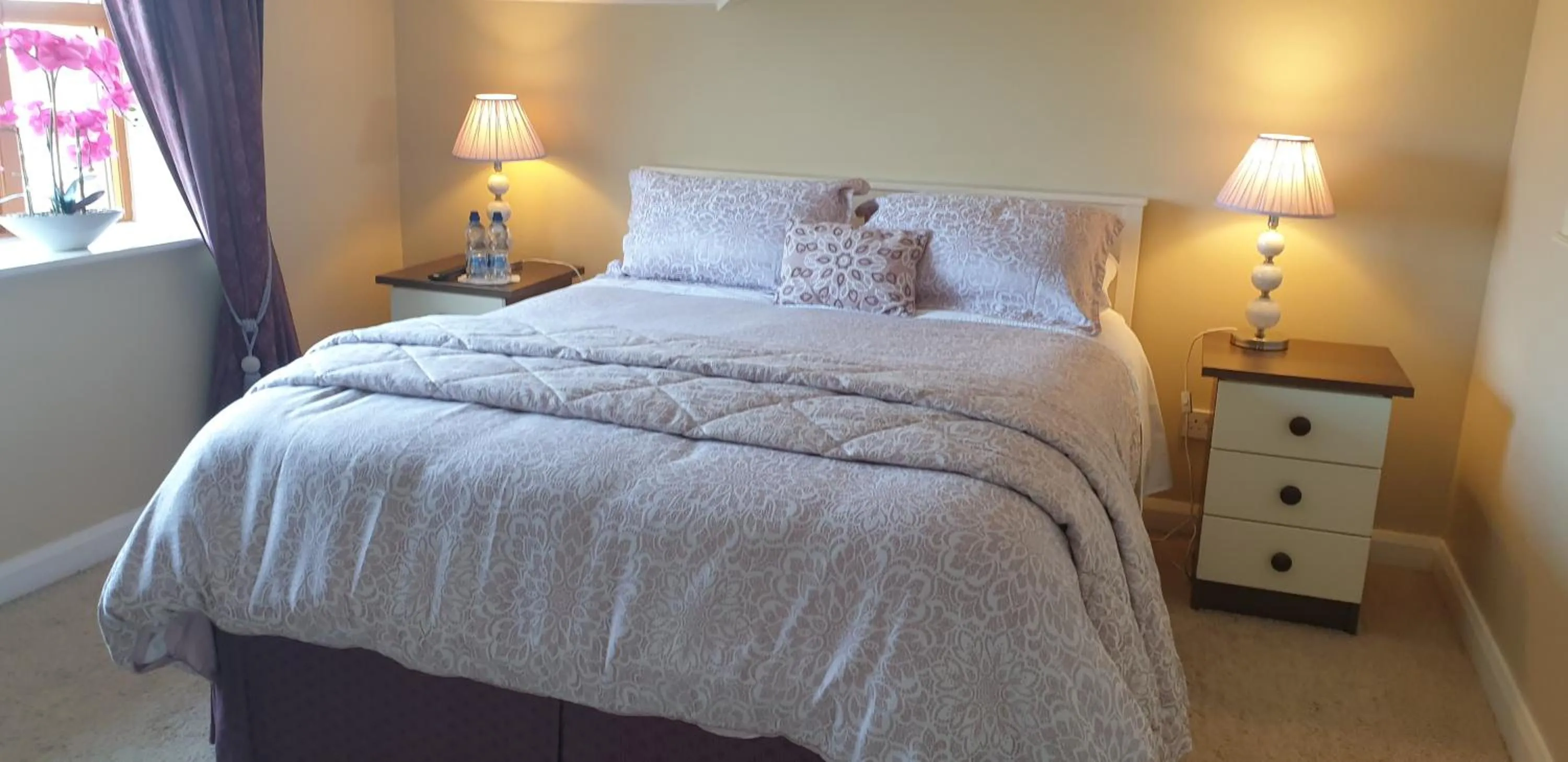 Bedroom, Bed in Knightsbrook Guesthouse