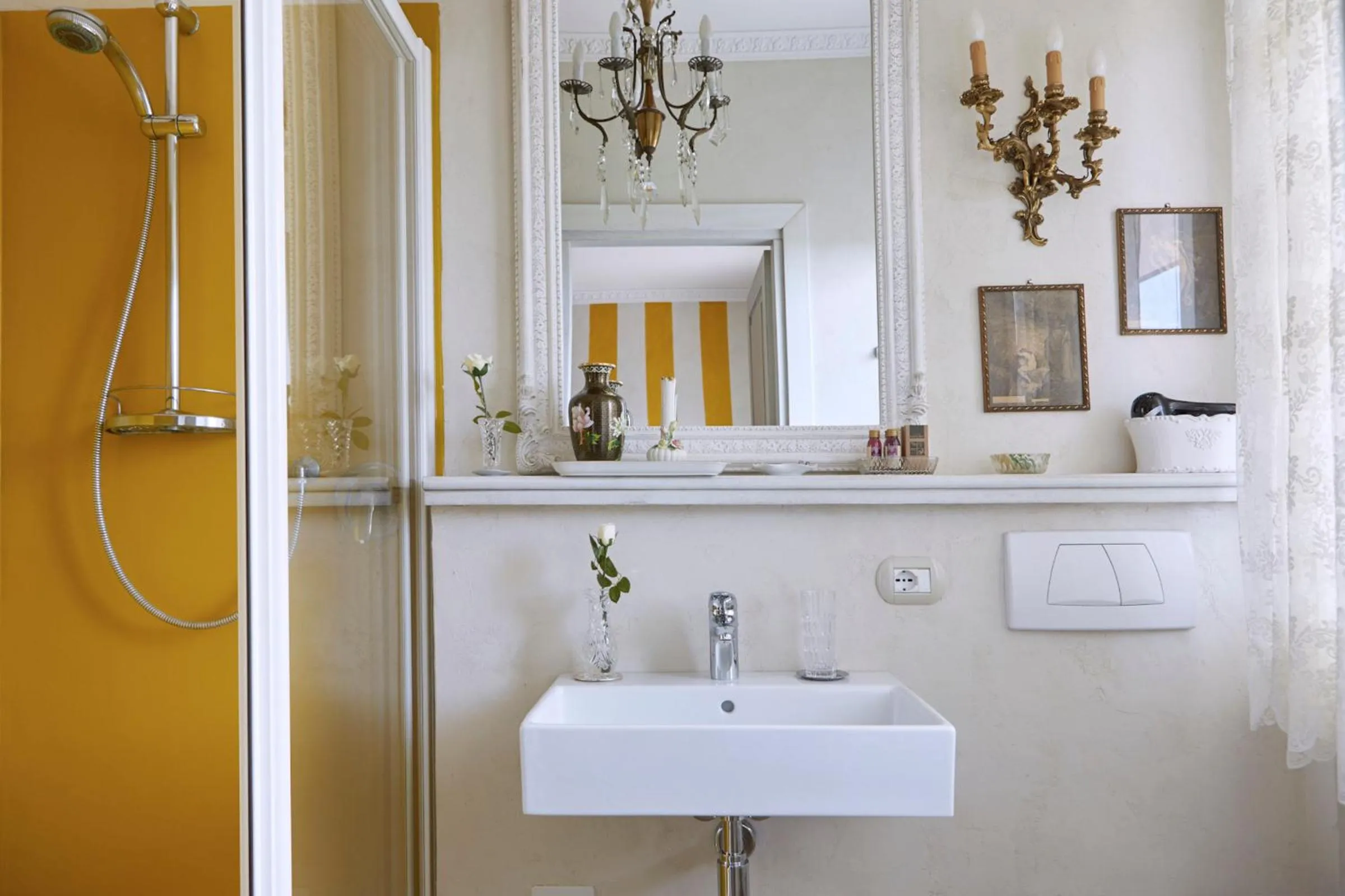 Shower in La Zarabba Boutique Hotel