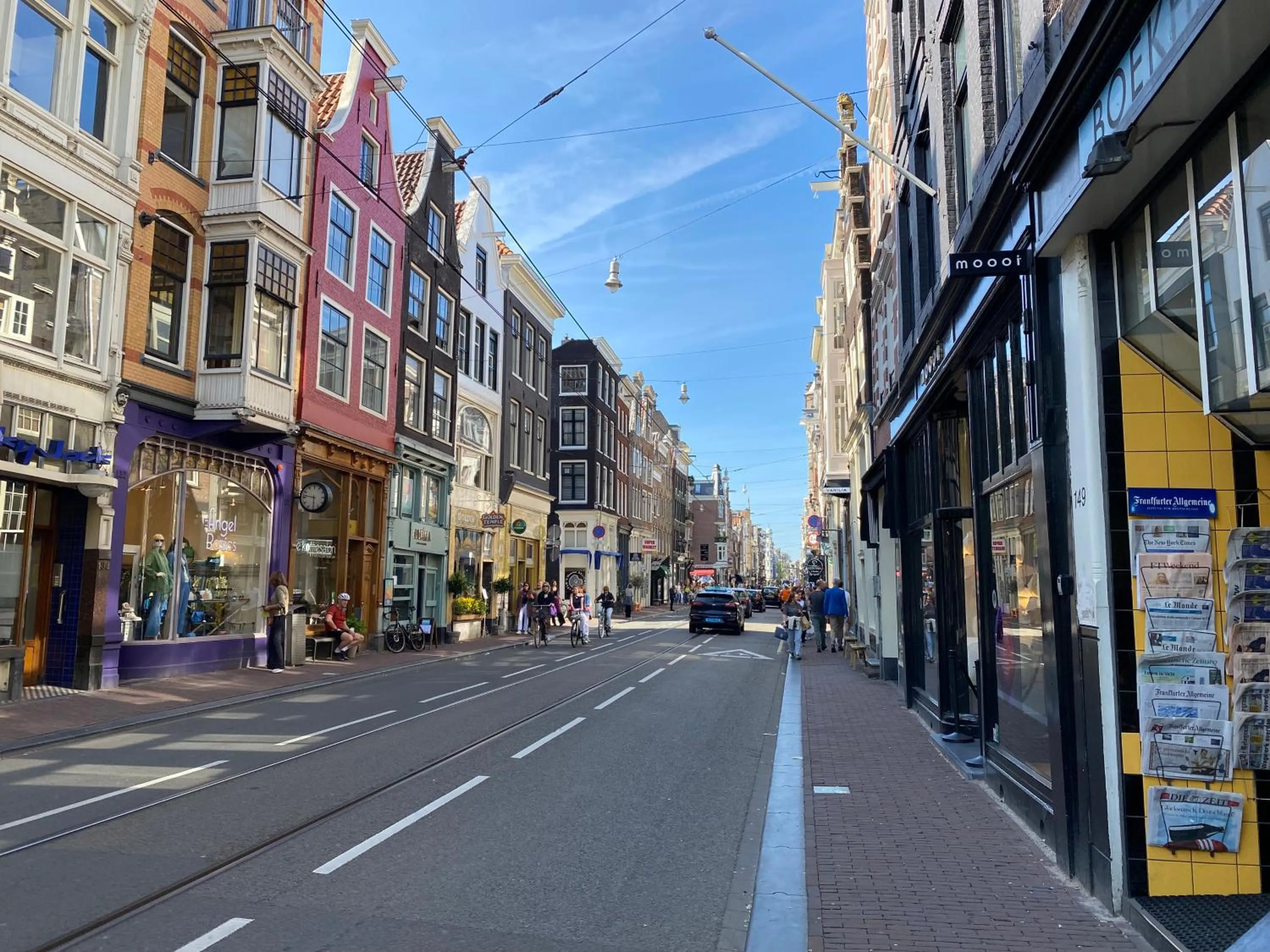 Shopping Area in JoyJoyJoy the Black Beauty ecolicious studio in a canal house with French balcony with view on the canals