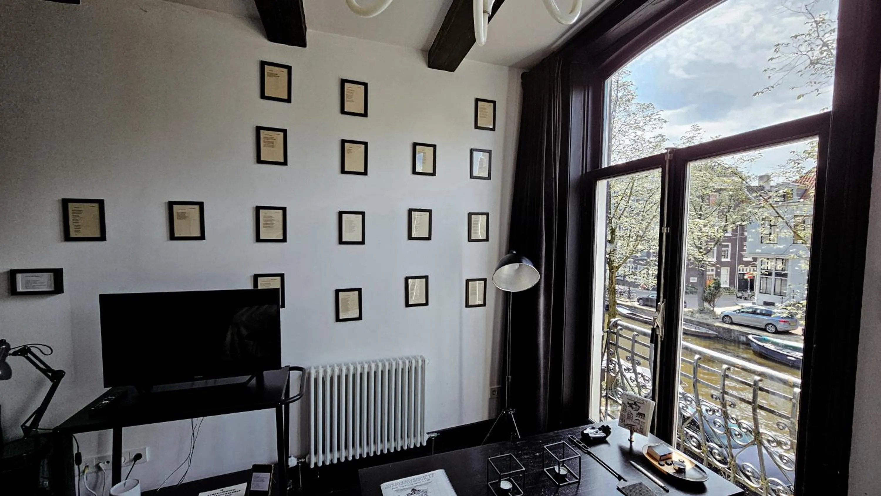 TV and multimedia in JoyJoyJoy the Black Beauty ecolicious studio in a canal house with French balcony with view on the canals