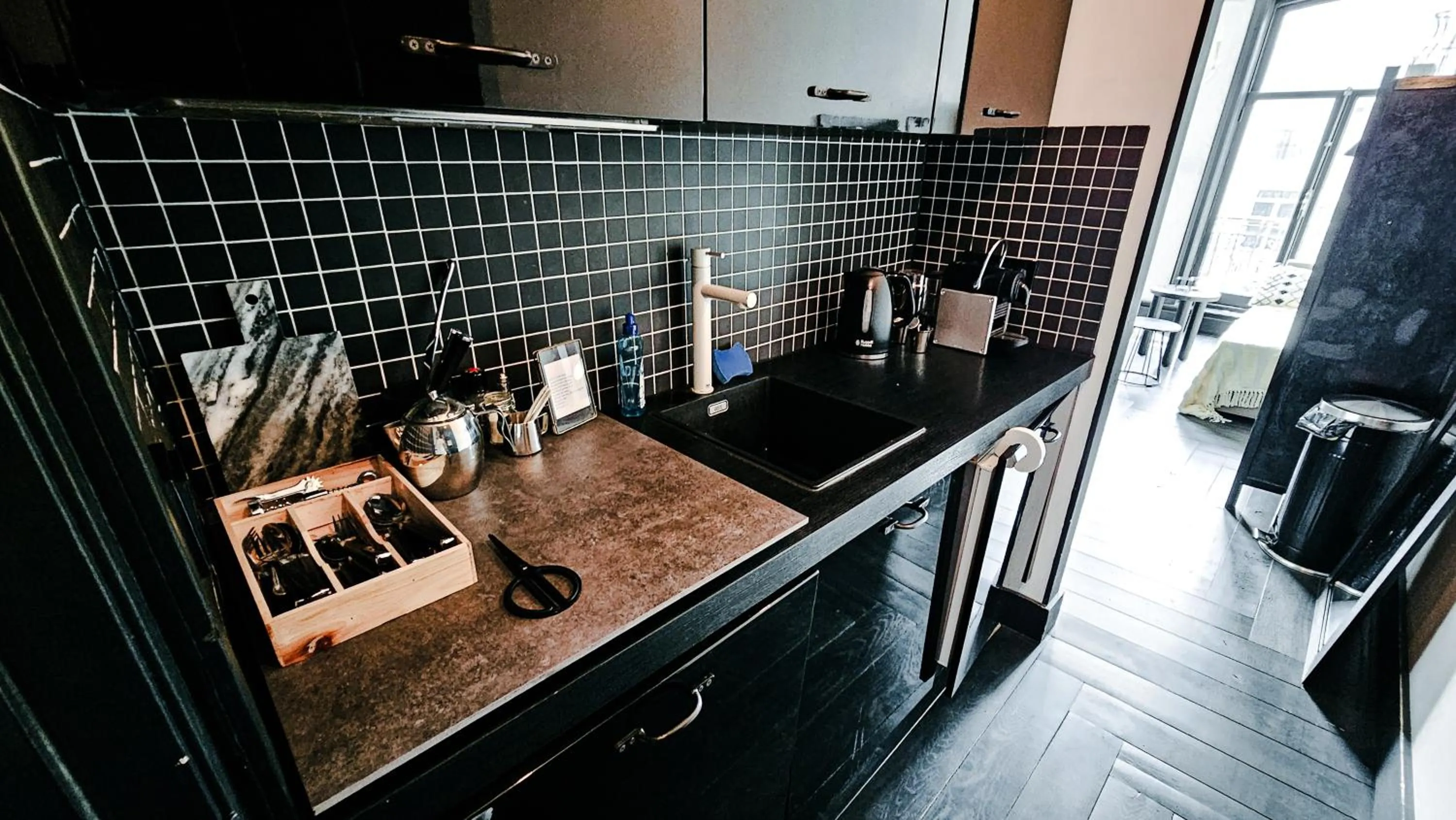 Coffee/tea facilities in JoyJoyJoy the Black Beauty ecolicious studio in a canal house with French balcony with view on the canals