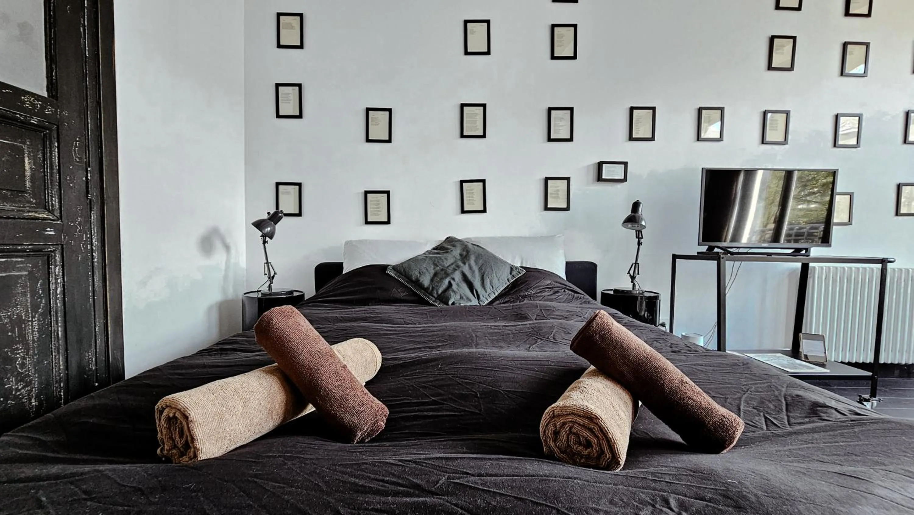 Bed in JoyJoyJoy the Black Beauty ecolicious studio in a canal house with French balcony with view on the canals