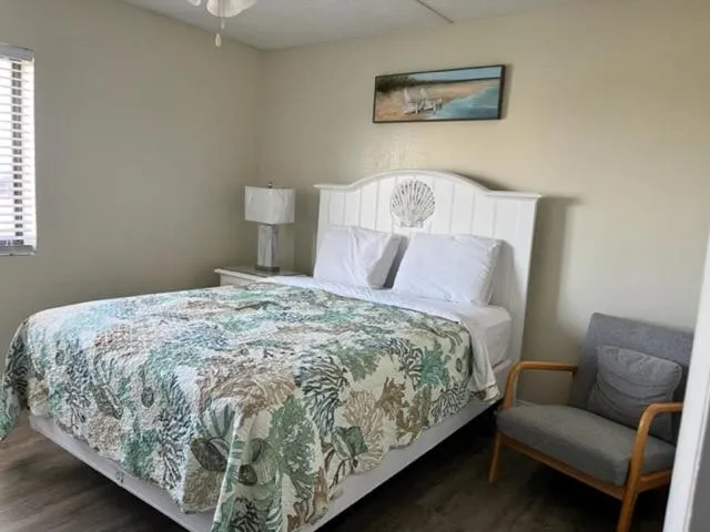 Bedroom, Bed in Club Regency at Regency Towers