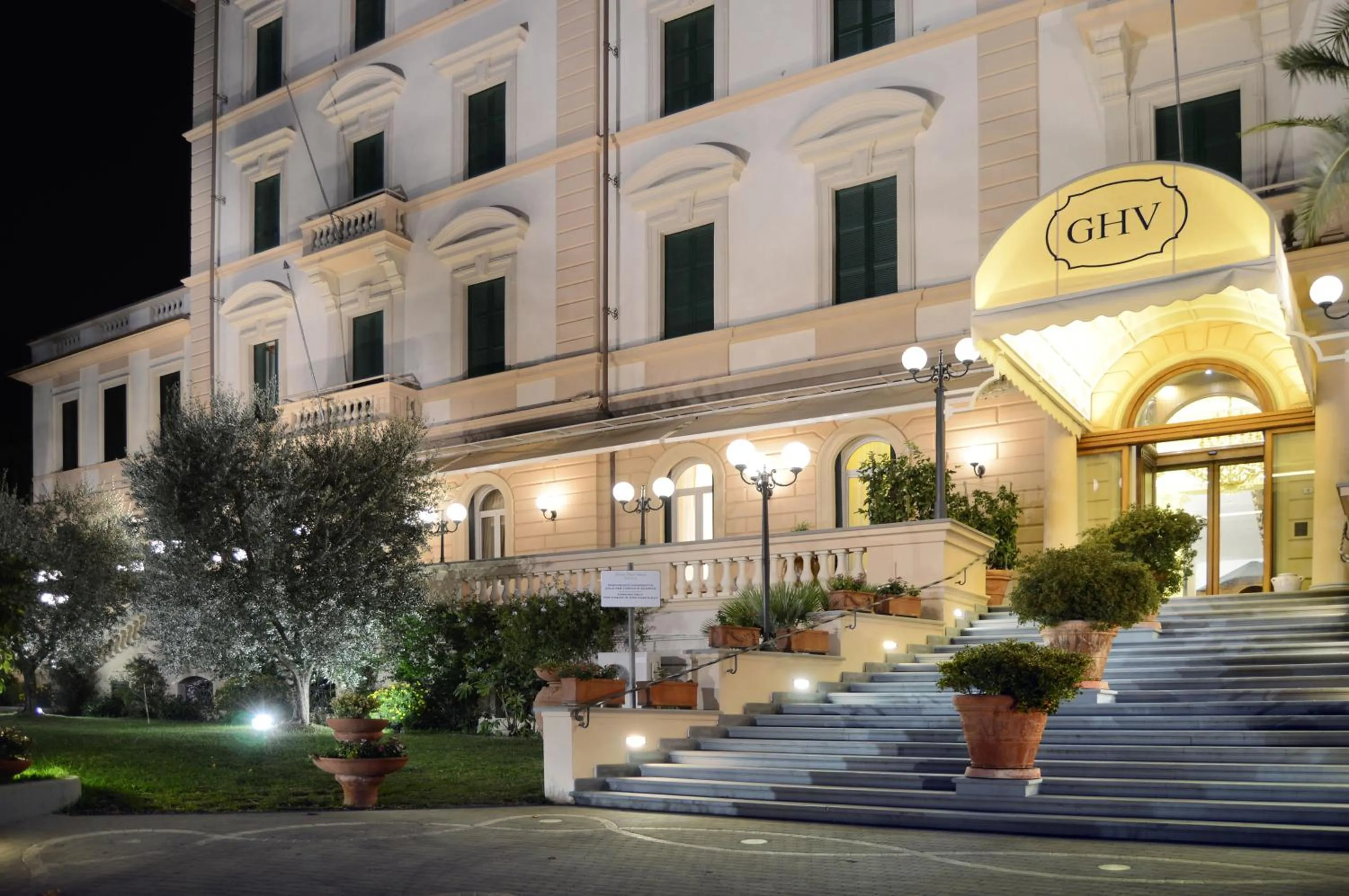 Facade/entrance in Grand Hotel Vittoria