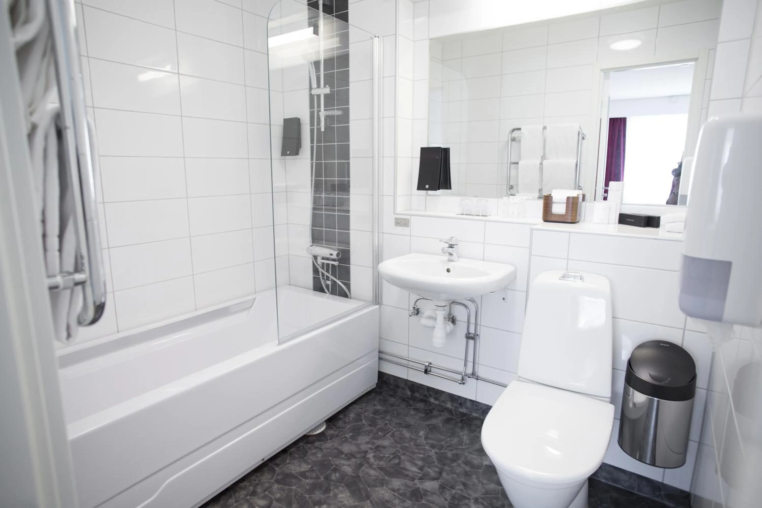 Bathroom in First Hotel Dragonen