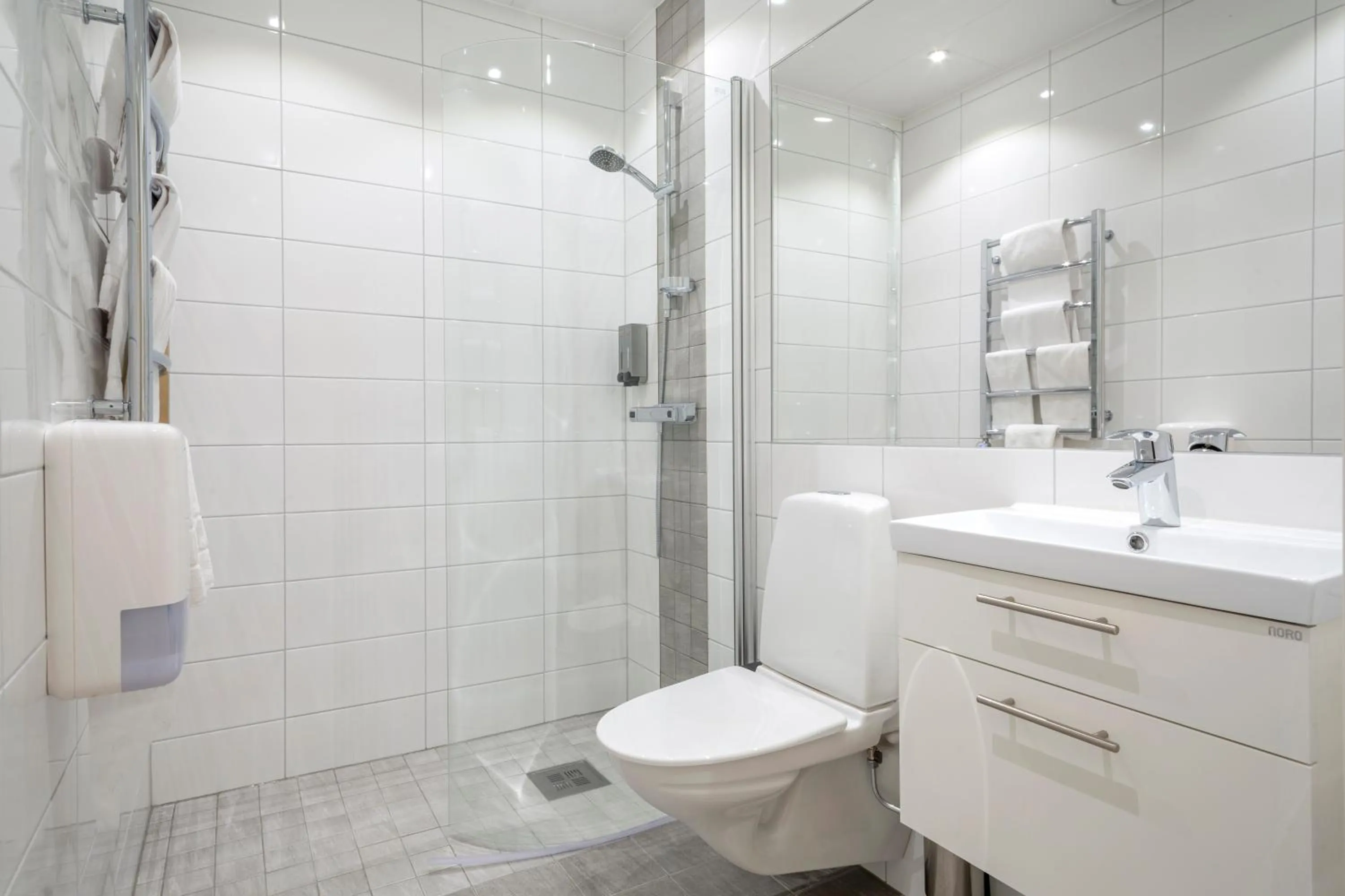 Bathroom in First Hotel Dragonen