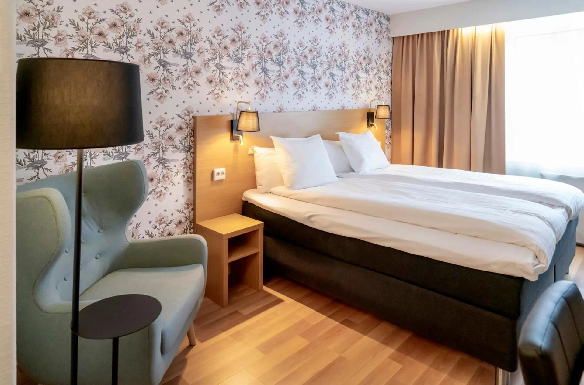 Property building, Bed in First Hotel Dragonen