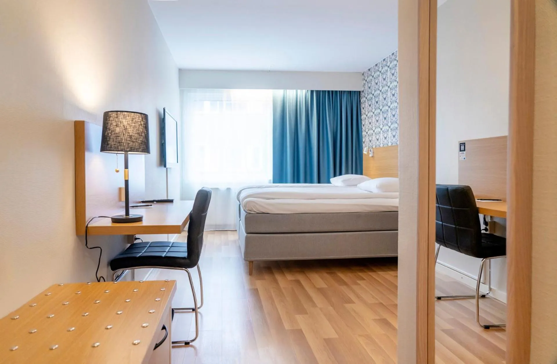 Property building, Bed in First Hotel Dragonen