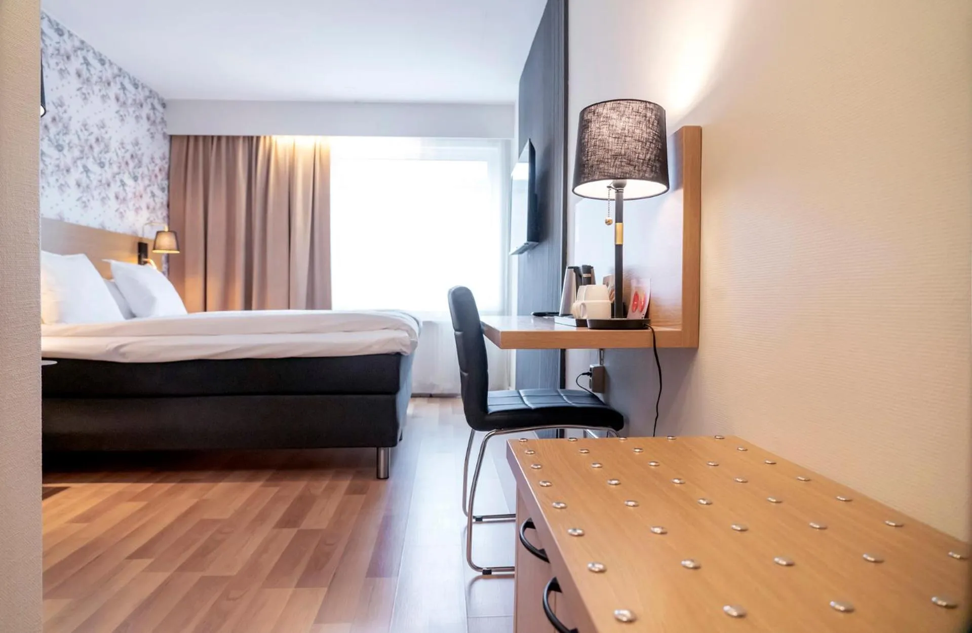 Property building, Bed in First Hotel Dragonen