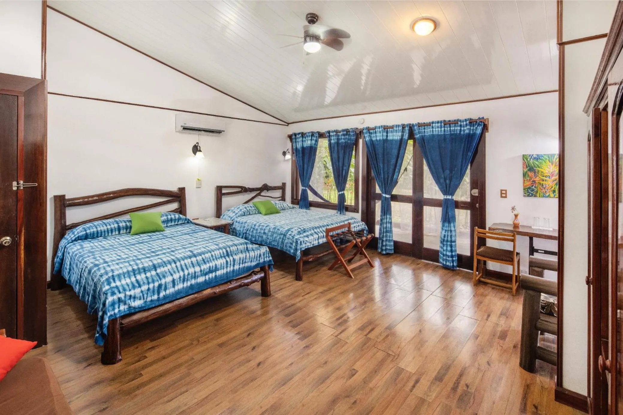 Photo of the whole room, Bed in La Quinta Sarapiqui Lodge