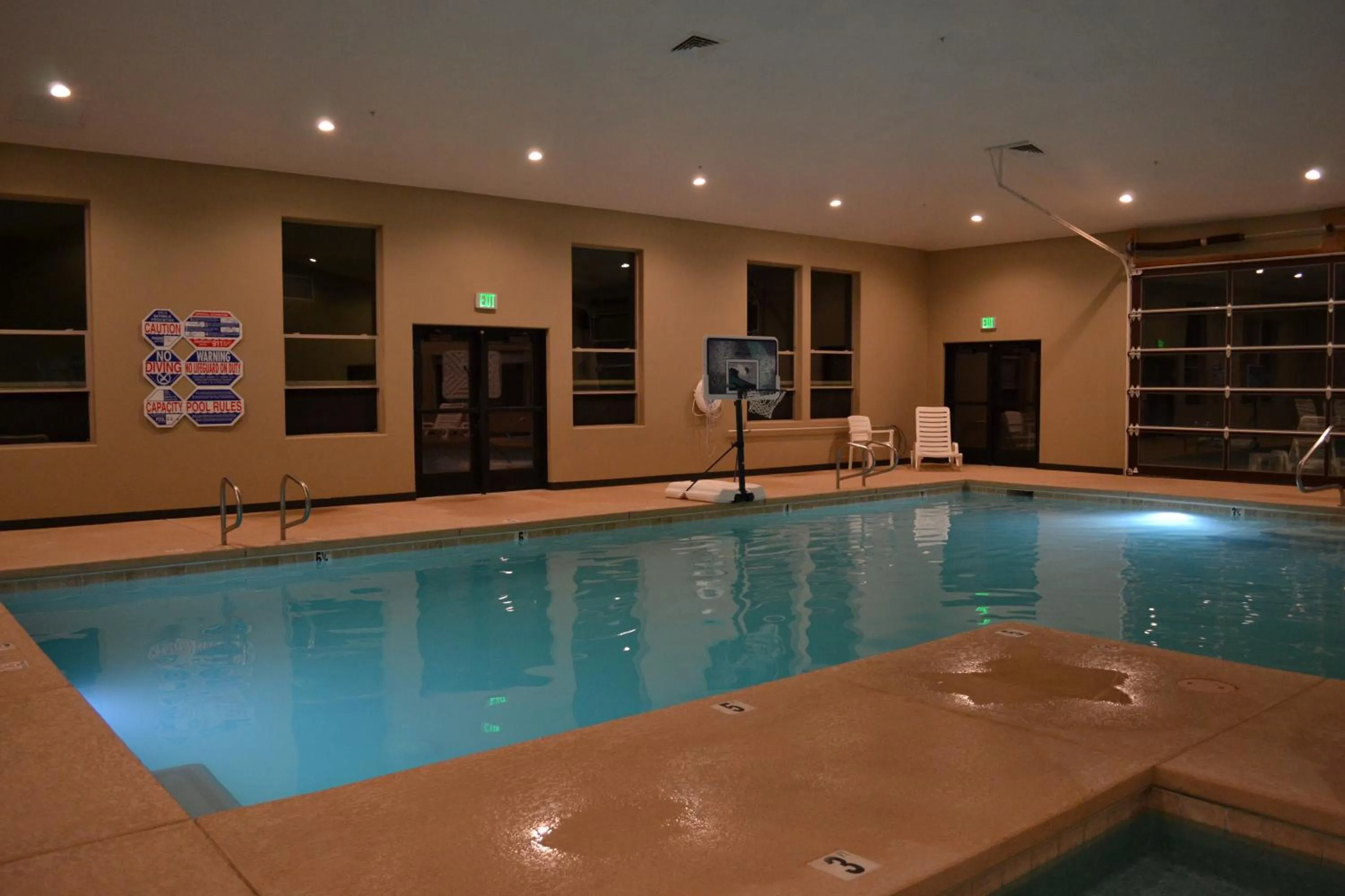 Swimming pool in Canyon Country Lodge