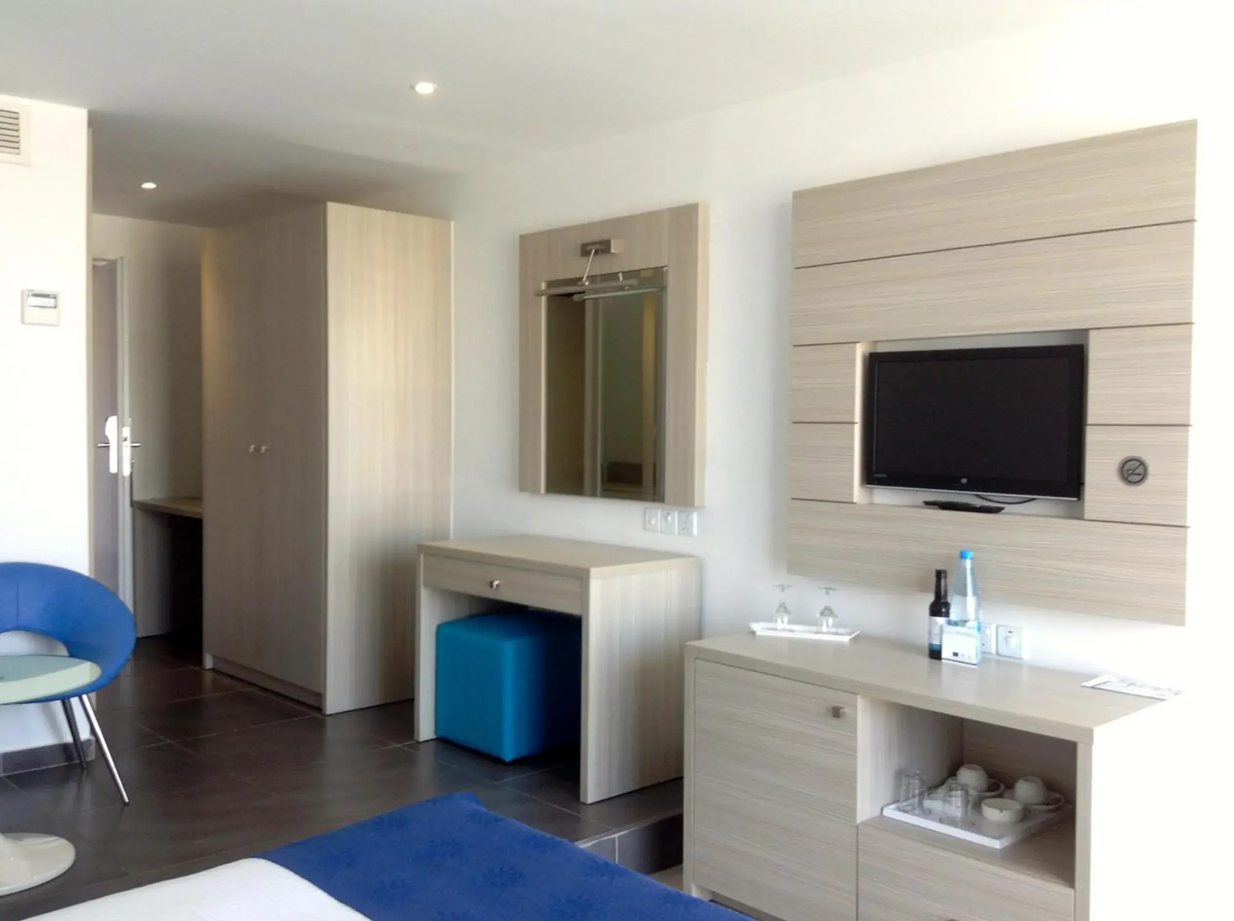 Superior Double or Twin Room with Terrace and Pool View in Limanaki Beach Hotel & Suites Superior Double or Twin Room with Terrace and Pool View in Limanaki Beach Hotel & Suites