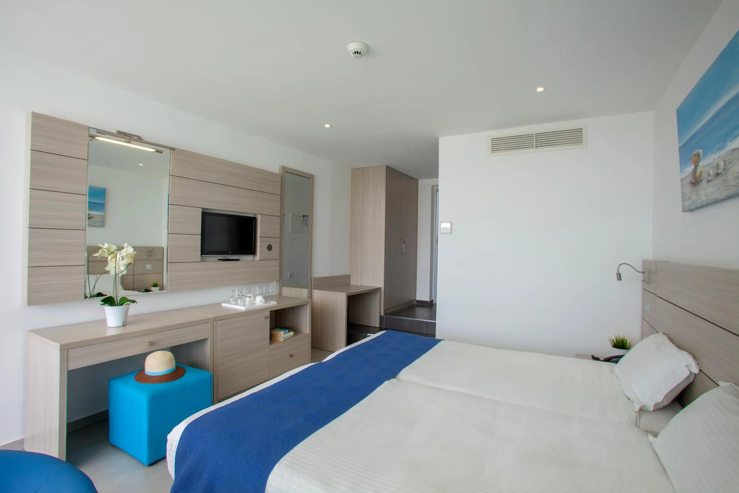 Bedroom, Bed in Limanaki Beach Hotel & Suites