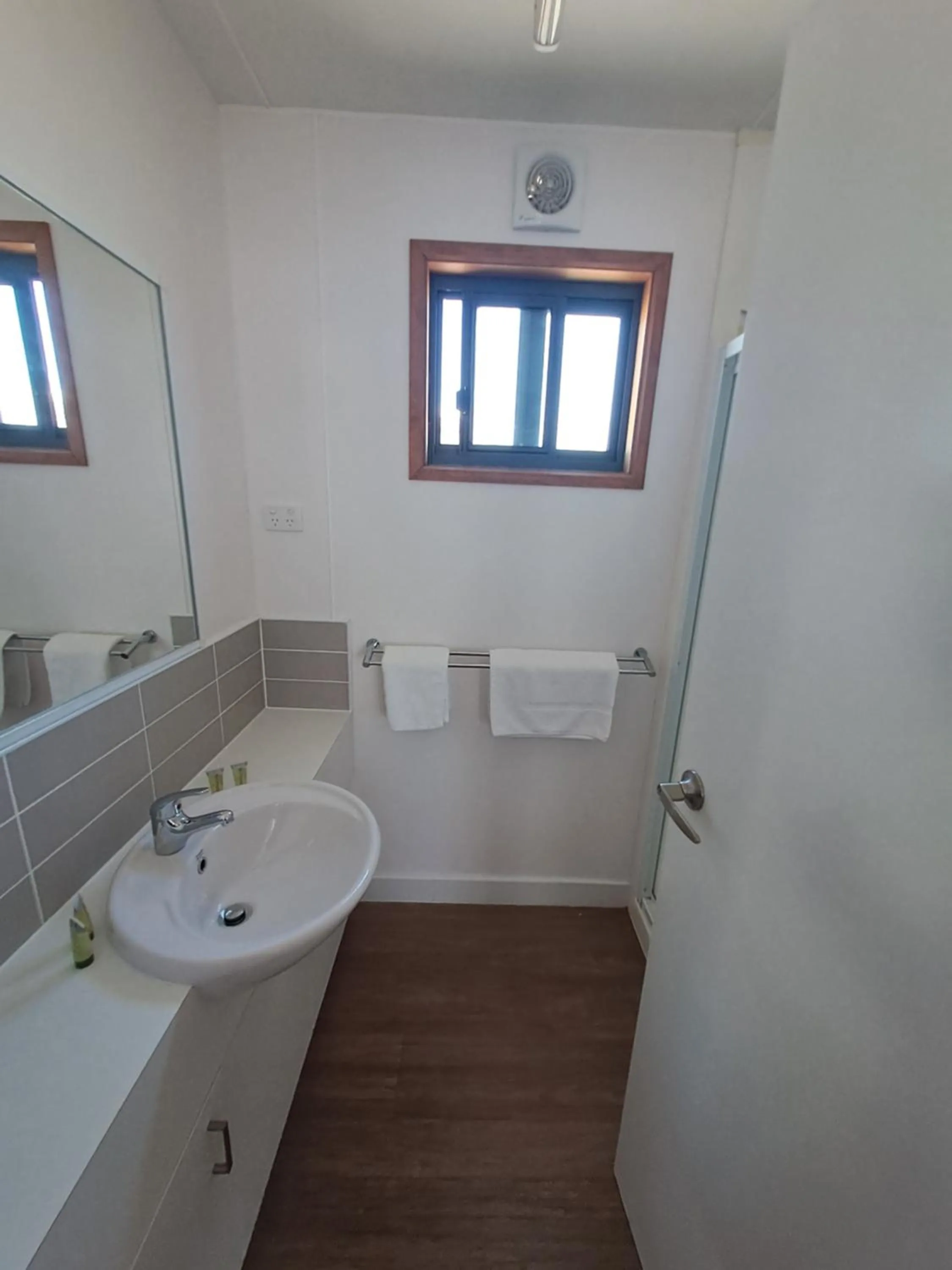 Bathroom in Great Western Motel