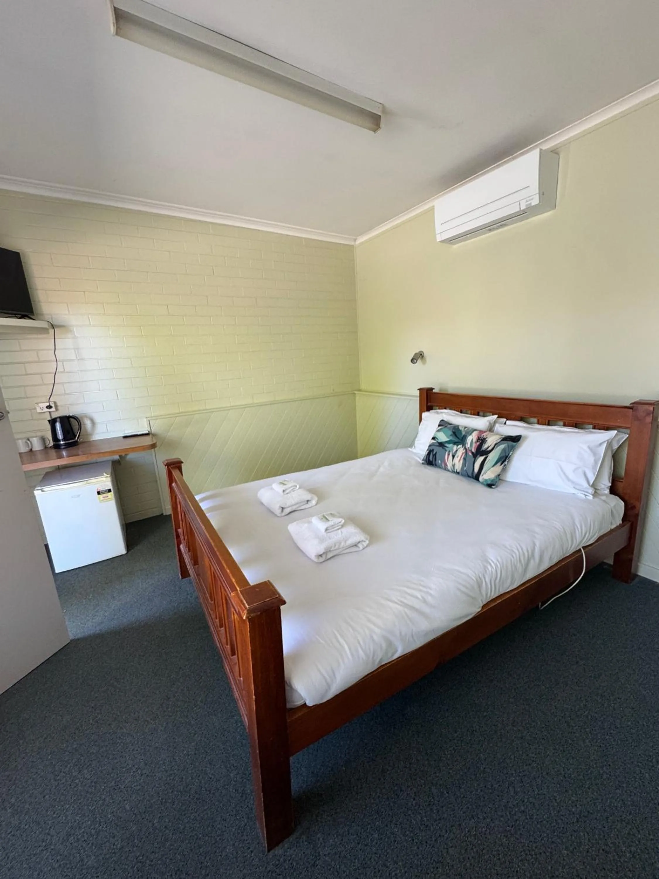 Property building, Bed in Great Western Motel