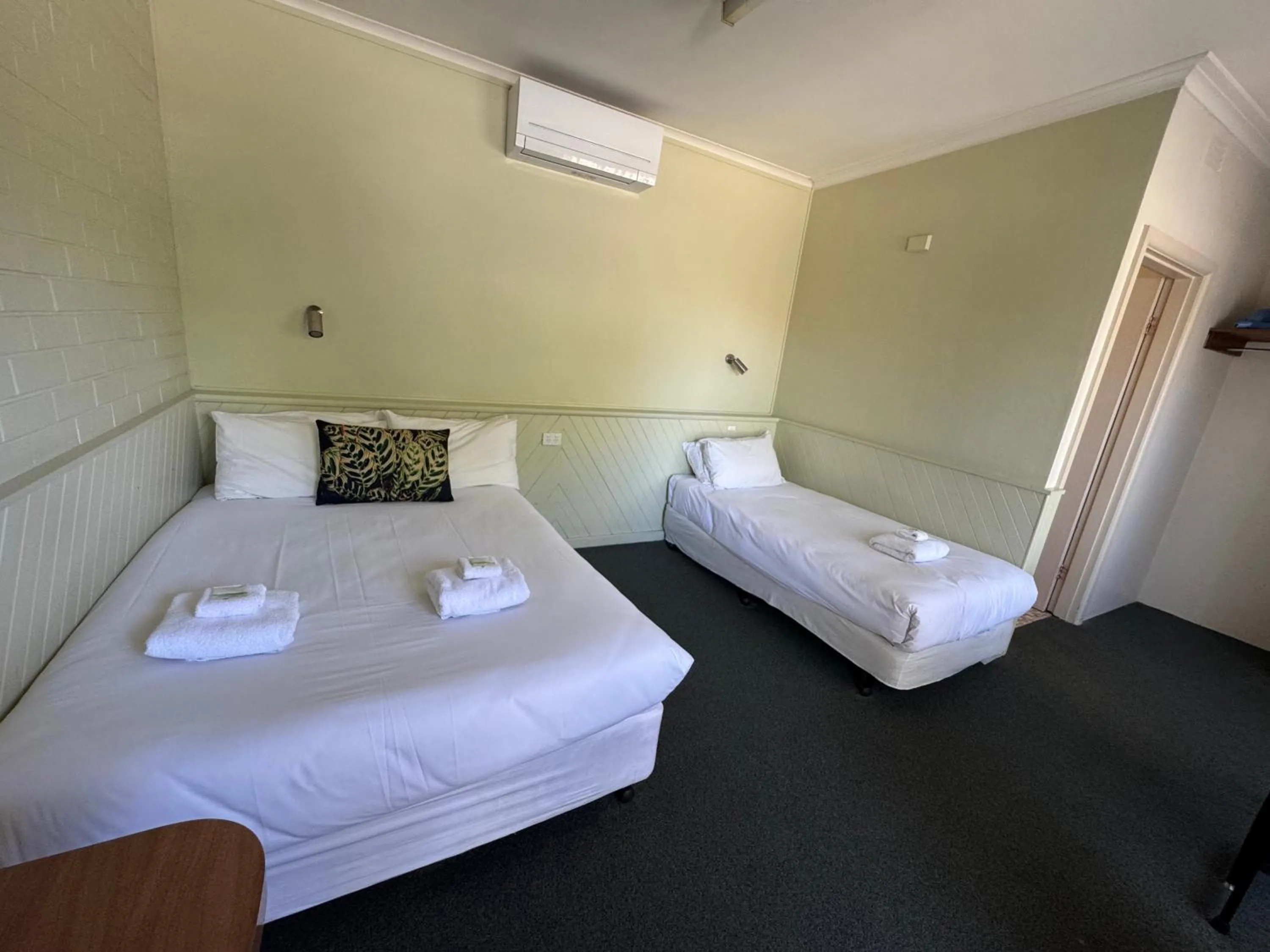 Property building, Bed in Great Western Motel