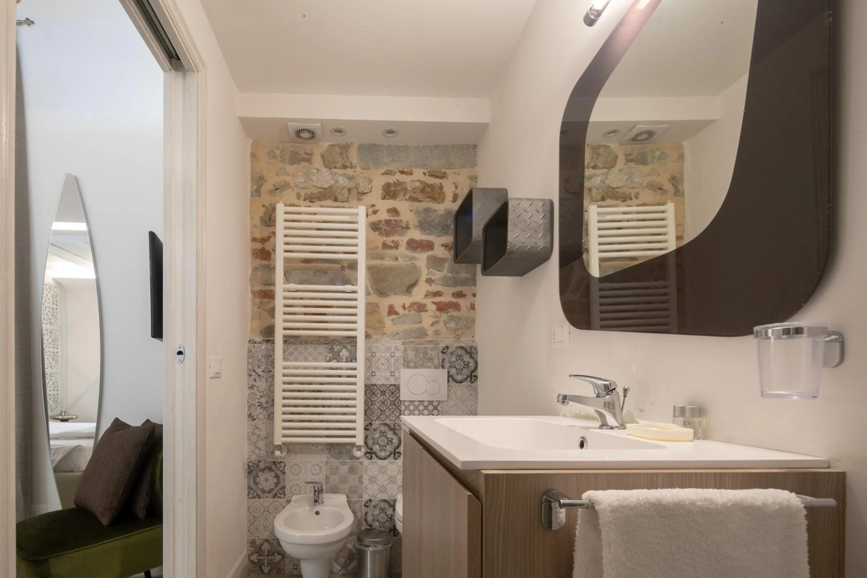 Toilet in Giglio Apartments by Mmega