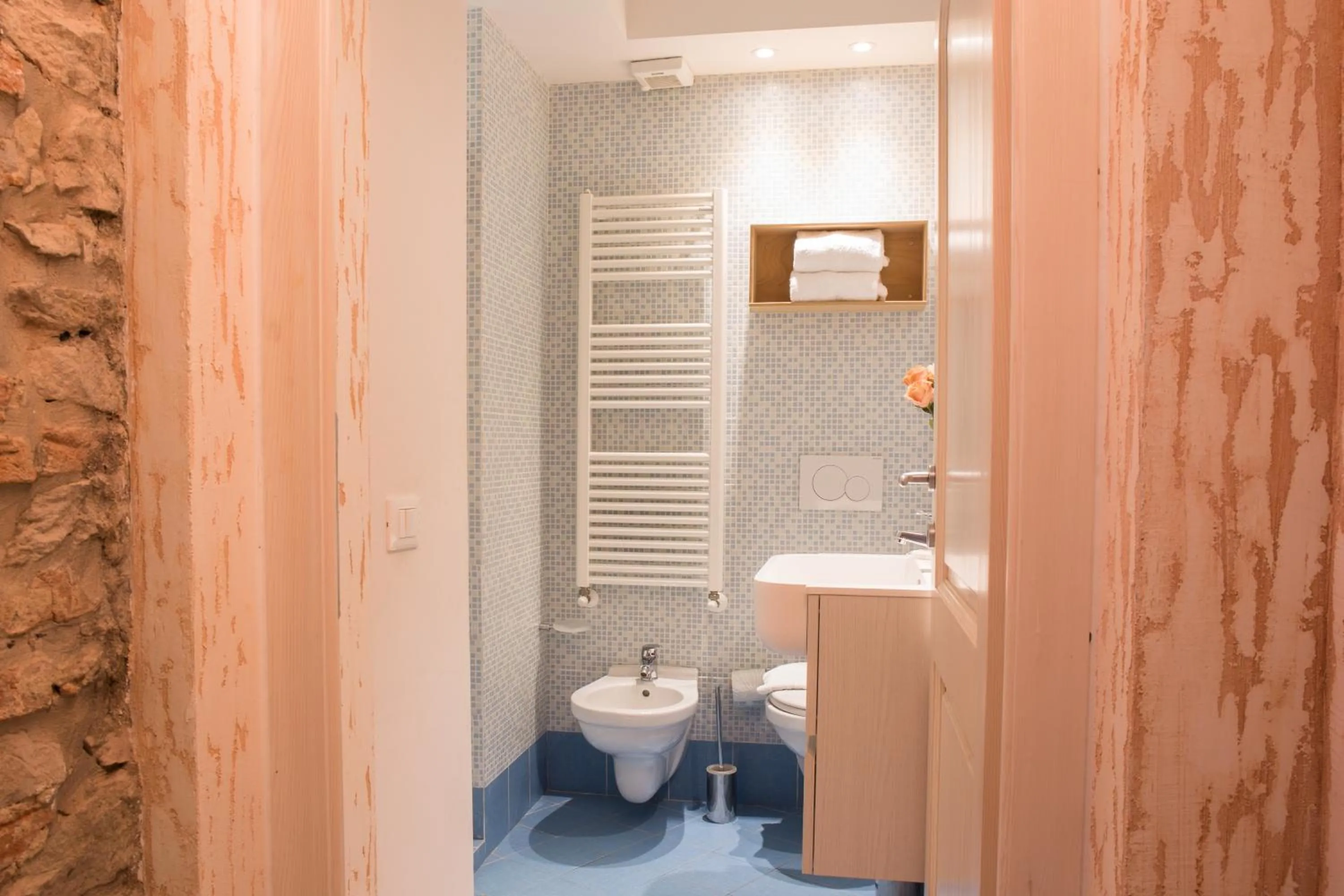 Toilet in Giglio Apartments by Mmega