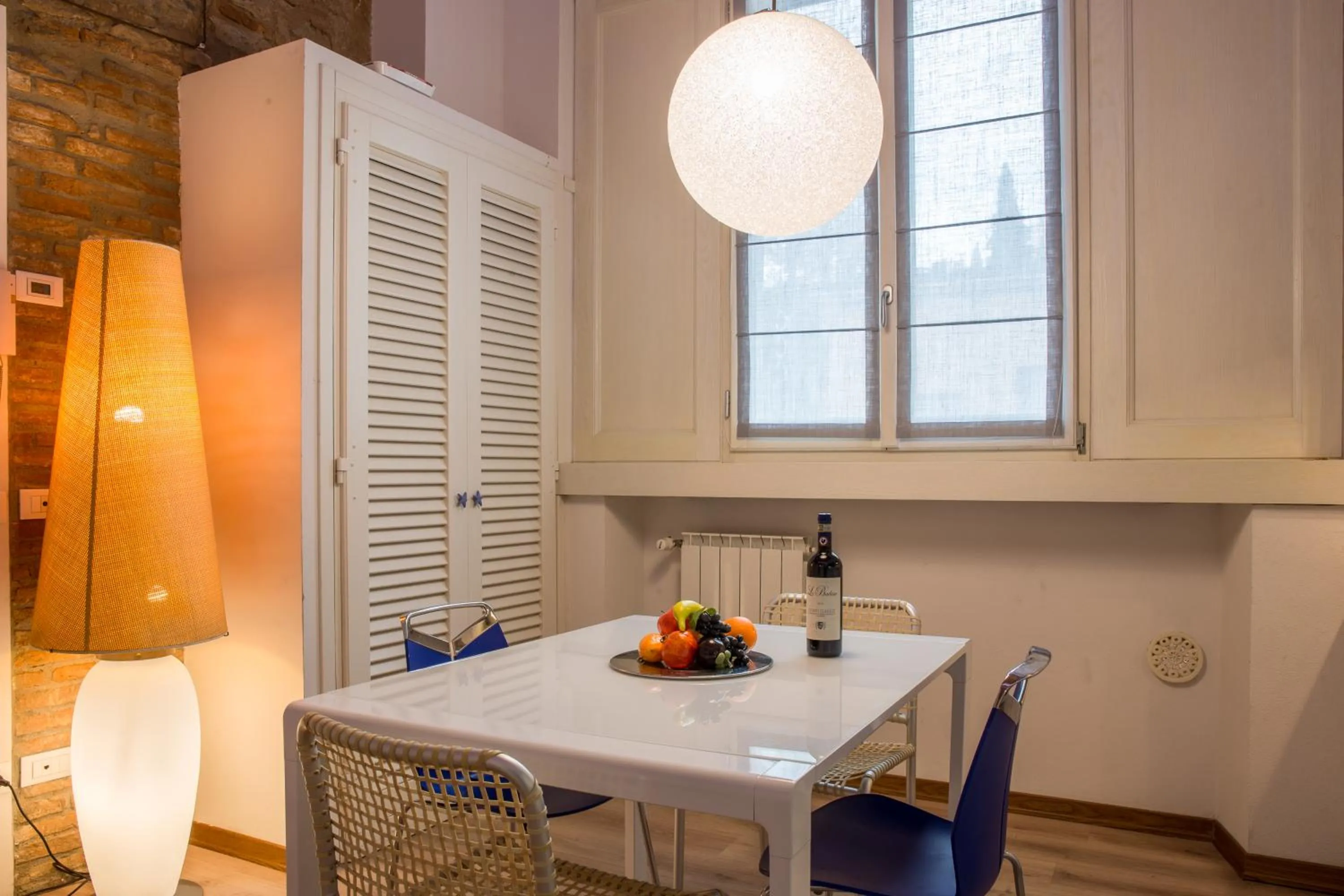 Dining area in Giglio Apartments by Mmega