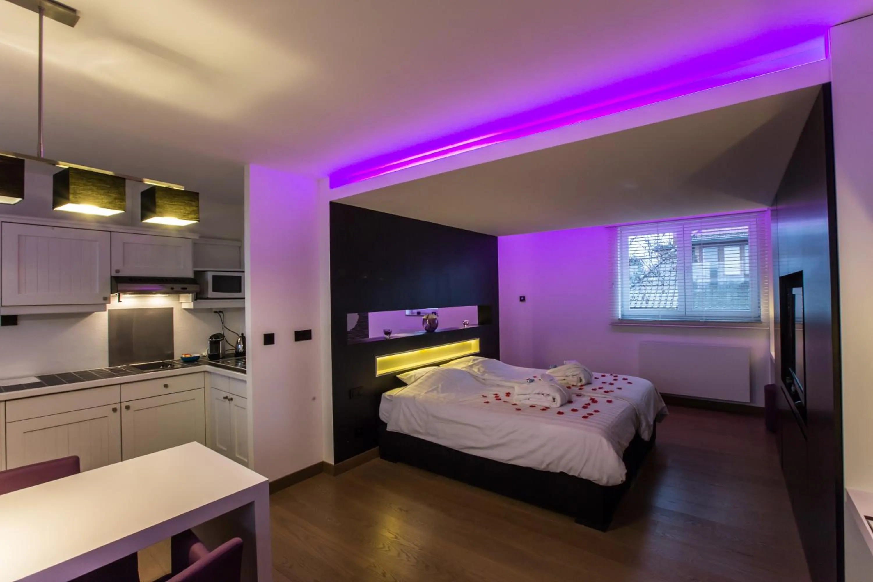 Bedroom, Bed in Wellness Hasselt B&B