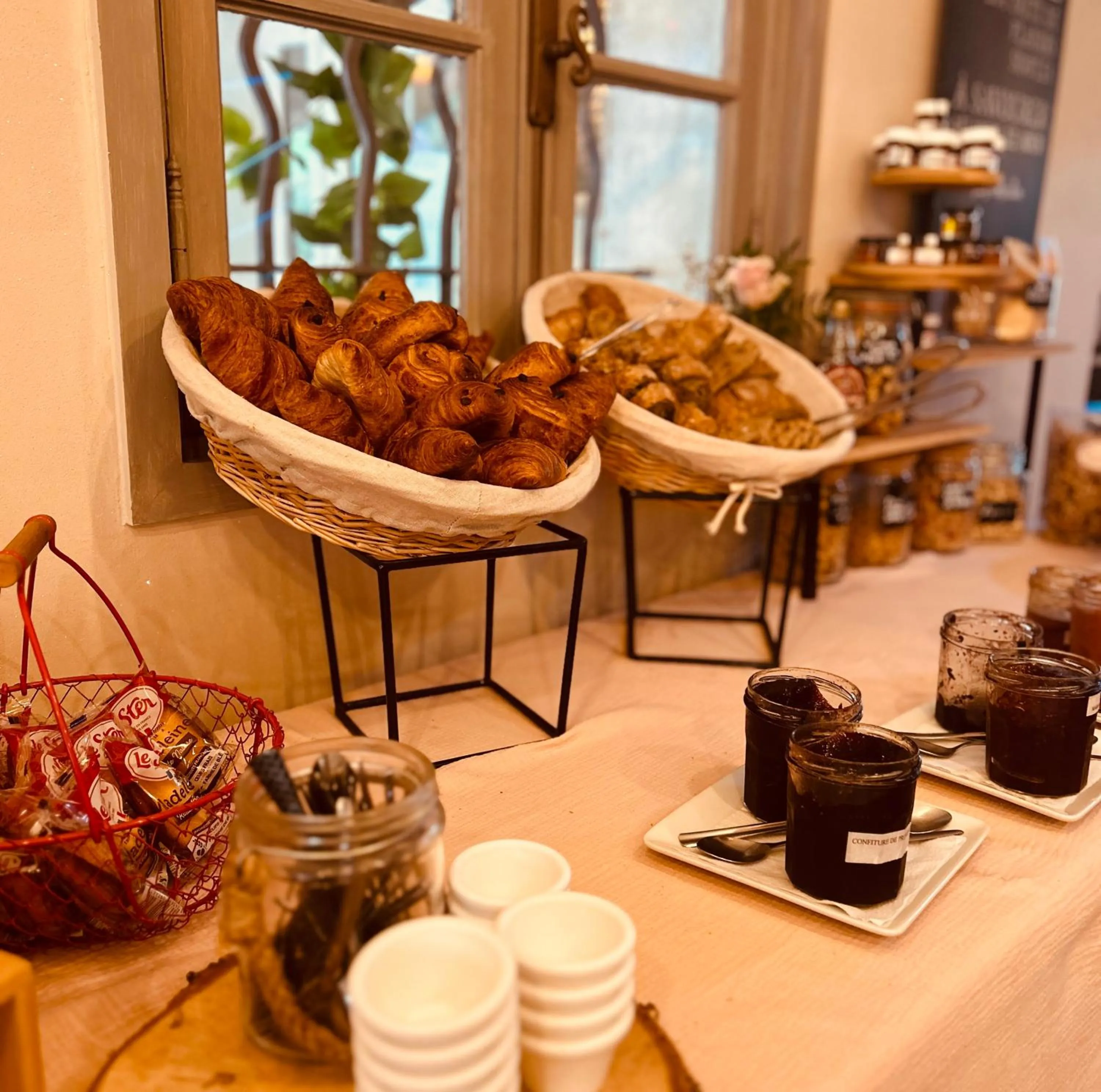 Breakfast in Logis Hôtels La Bastide des Golfs