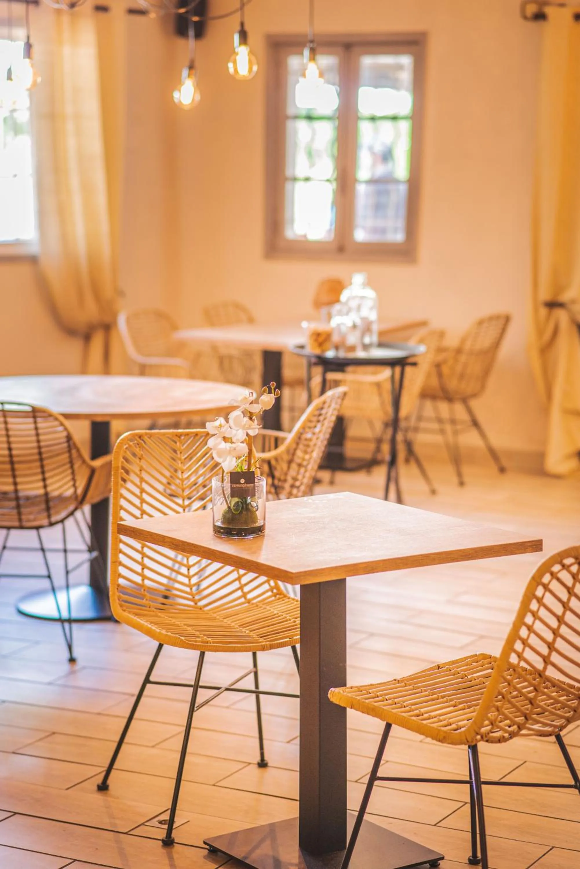 Restaurant/places to eat in Logis Hôtels La Bastide des Golfs