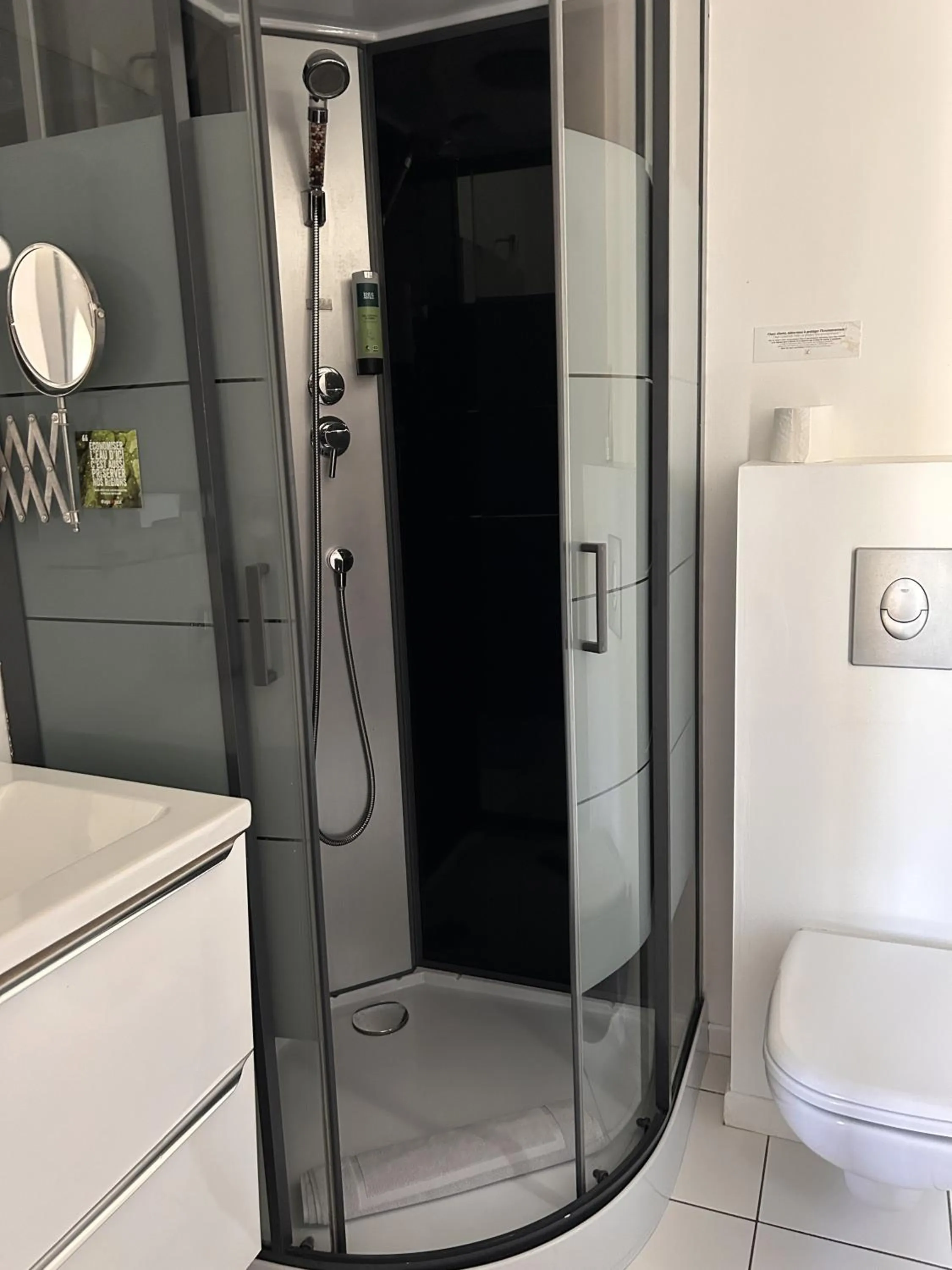 Toilet in Logis Hôtels La Bastide des Golfs