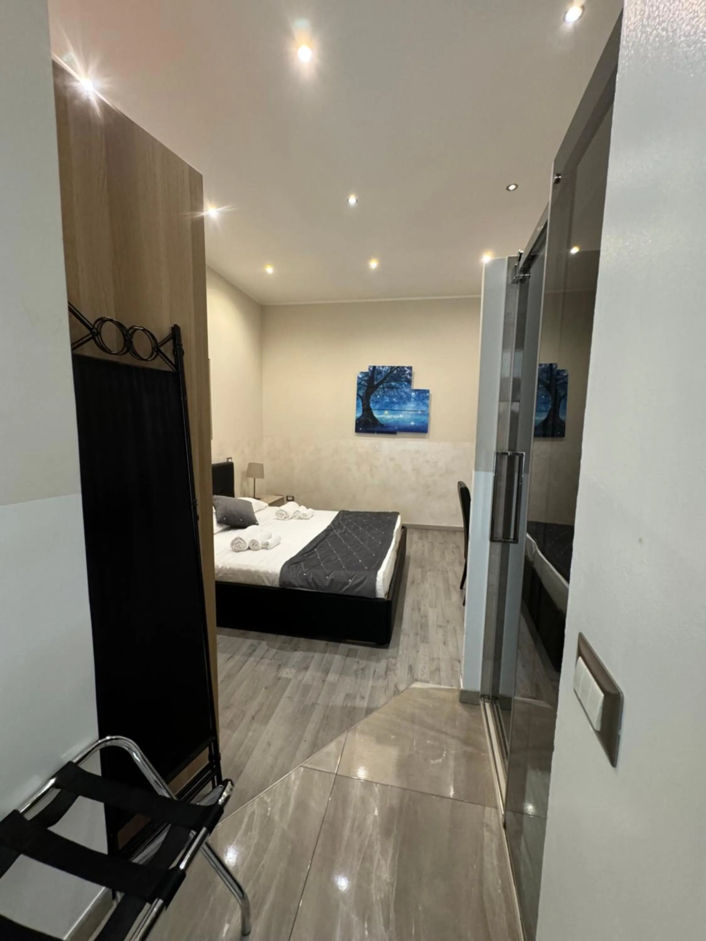 Photo of the whole room, Bed in RHS Rienzo Suites