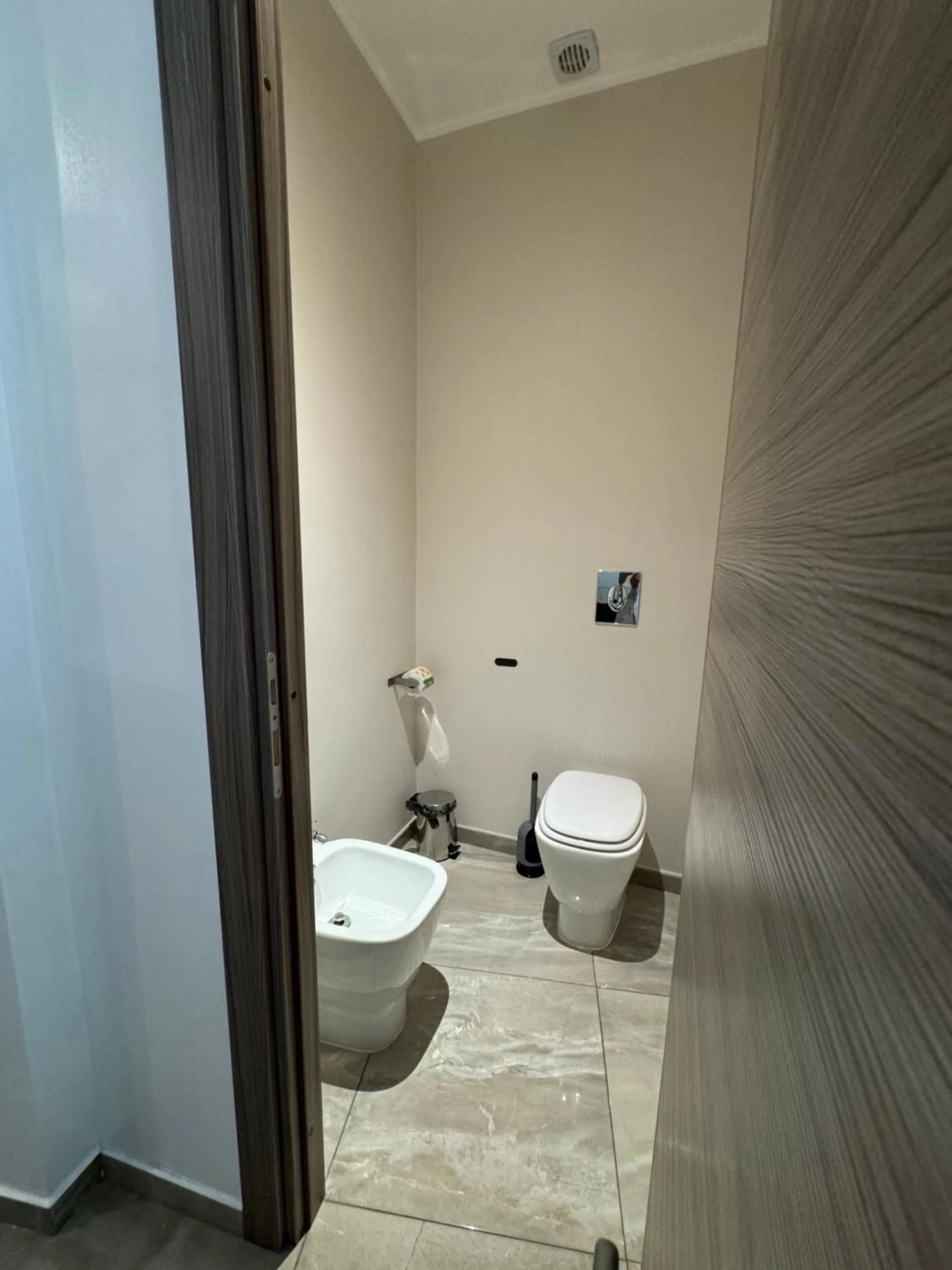 Toilet in RHS Rienzo Suites