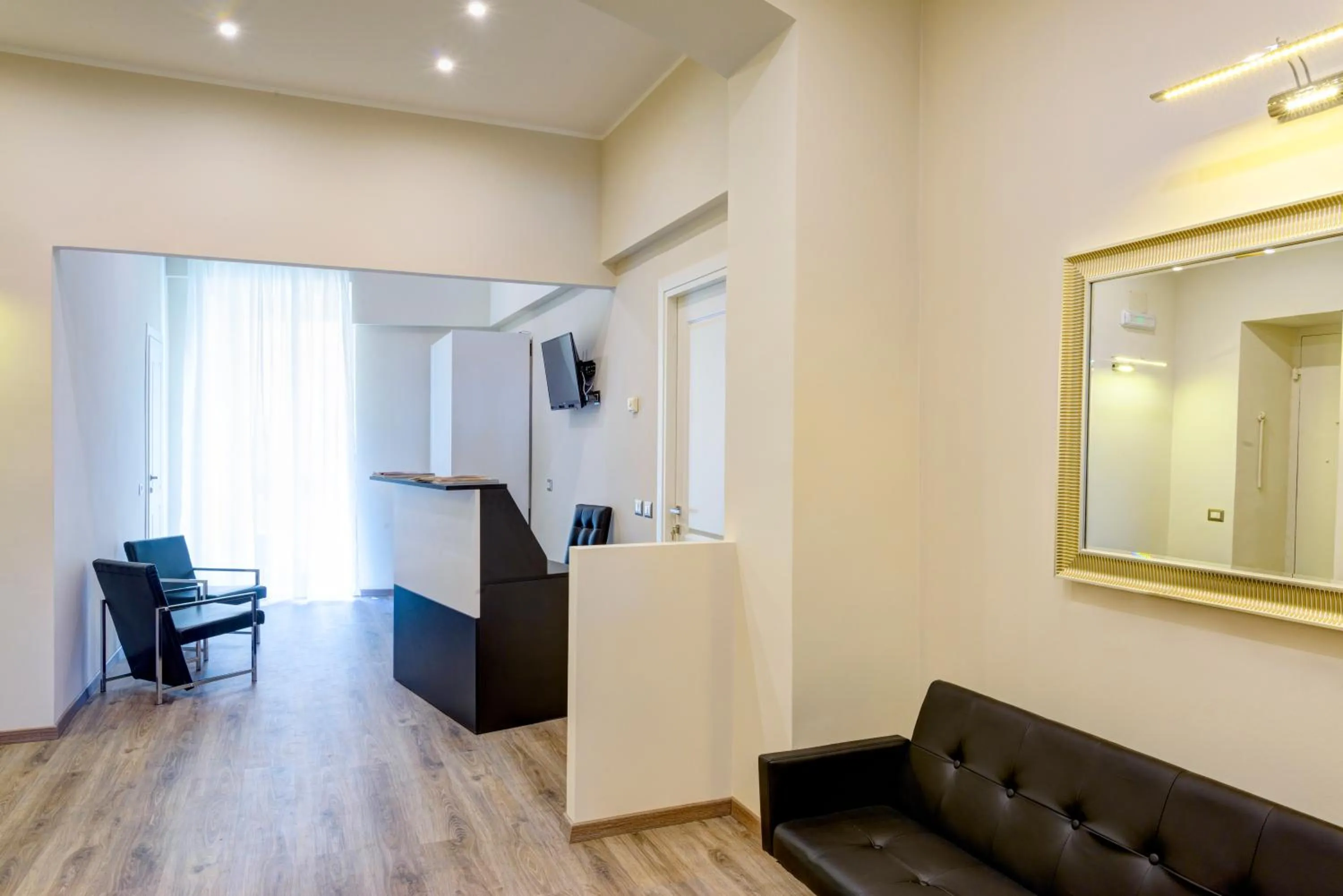 Communal lounge/ TV room in RHS Rienzo Suites