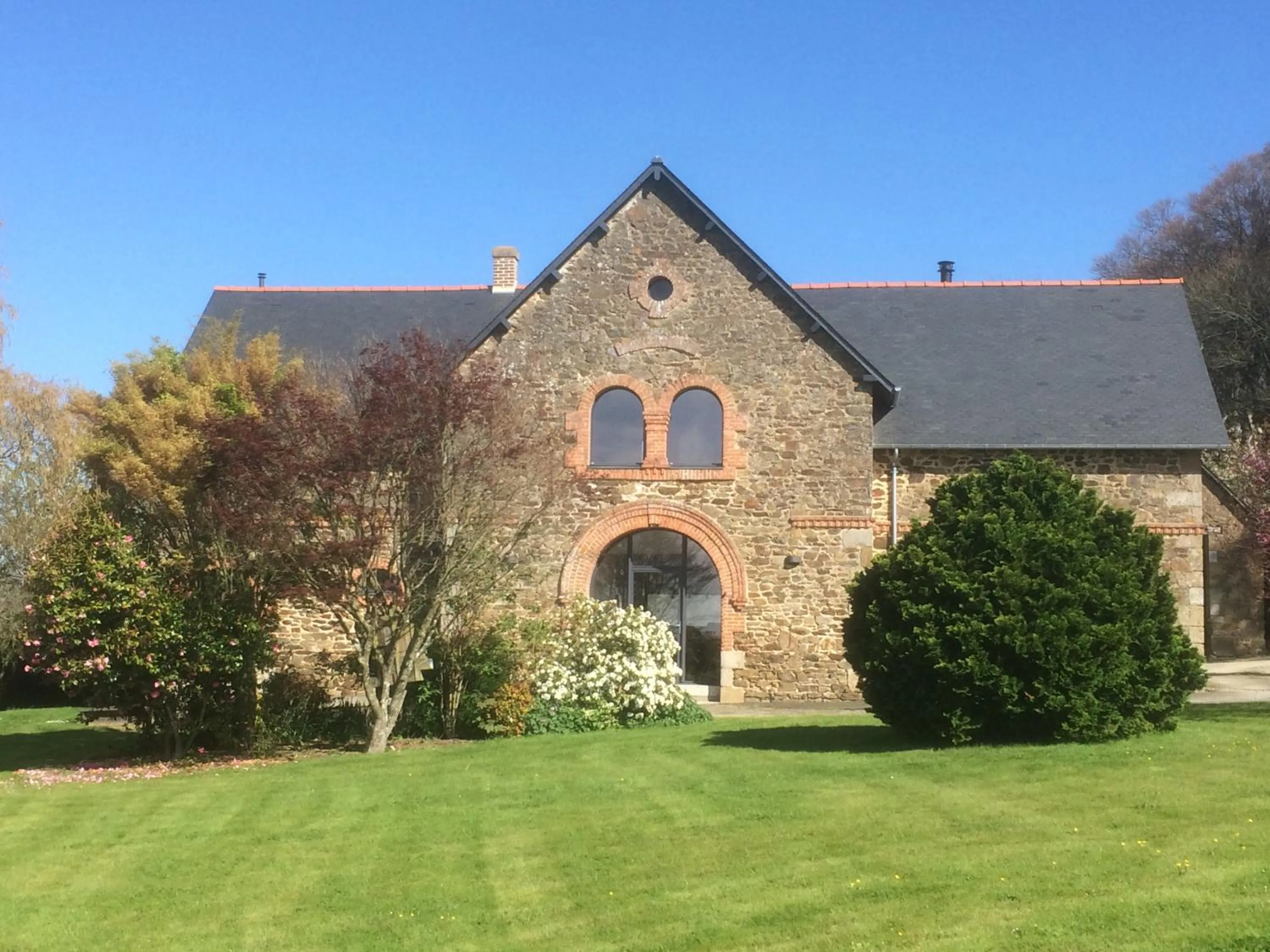 Property building in La Chambre Montbrault