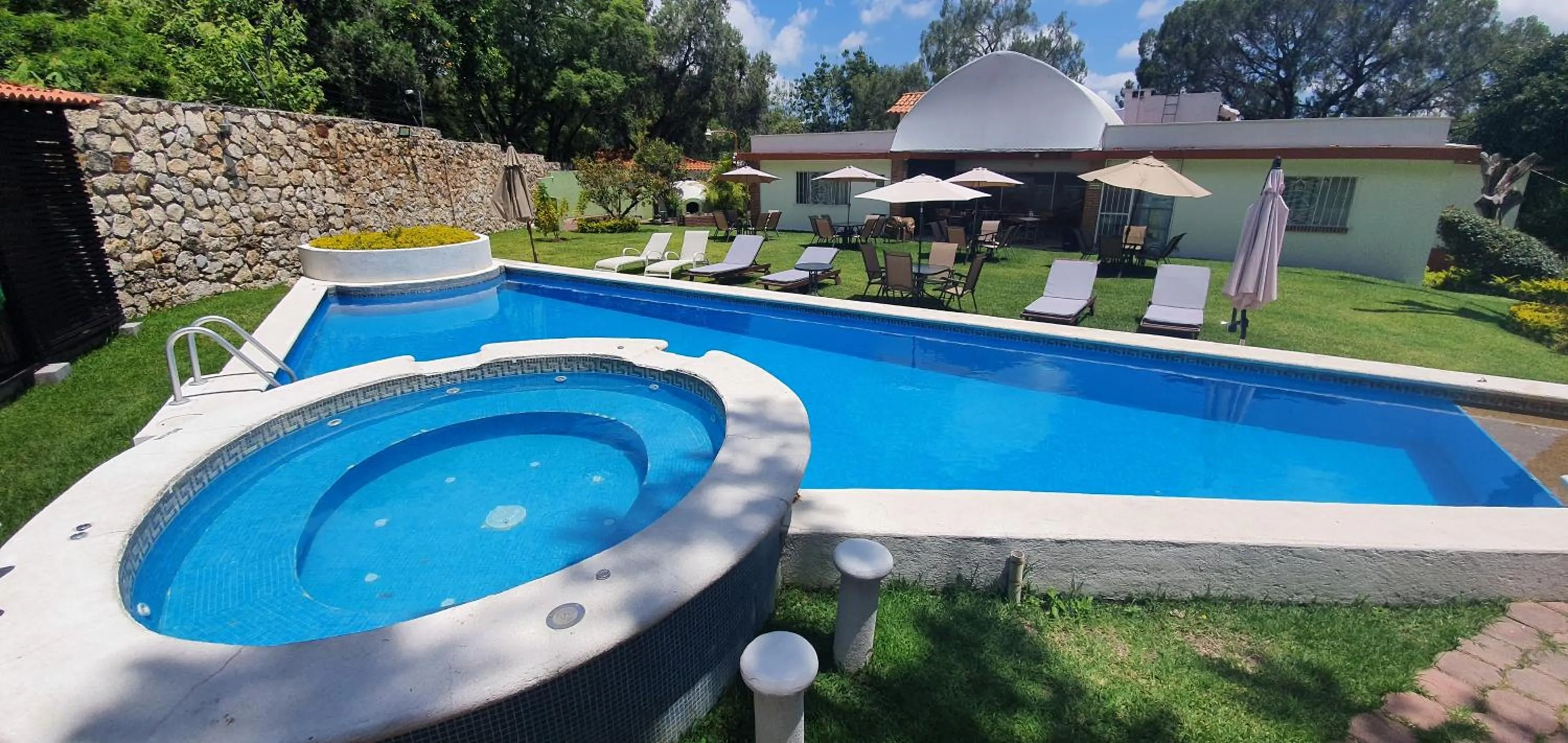 Swimming pool in Victoria Hotel y Spa