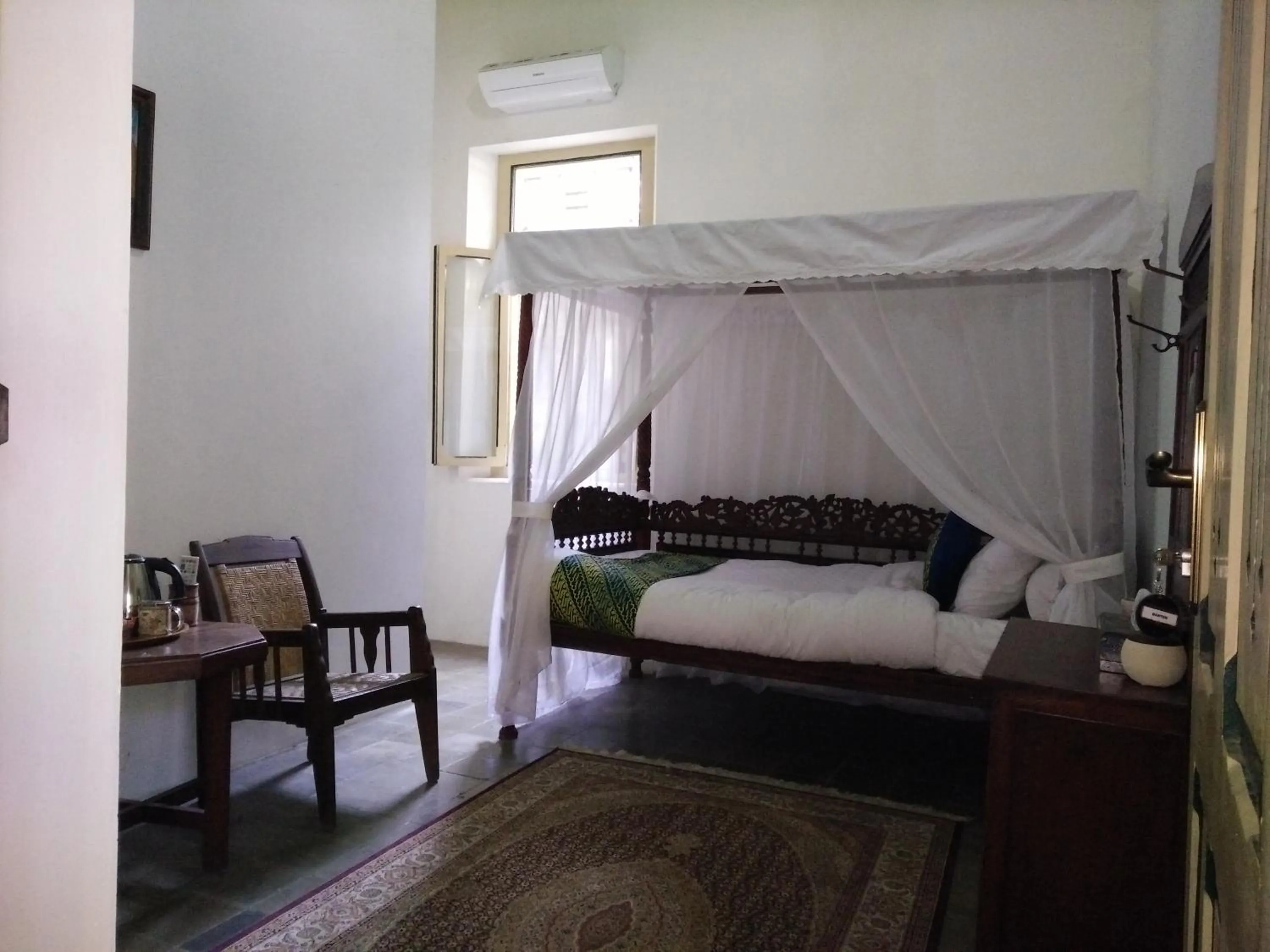 Bed in nDalem Natan Royal Heritage