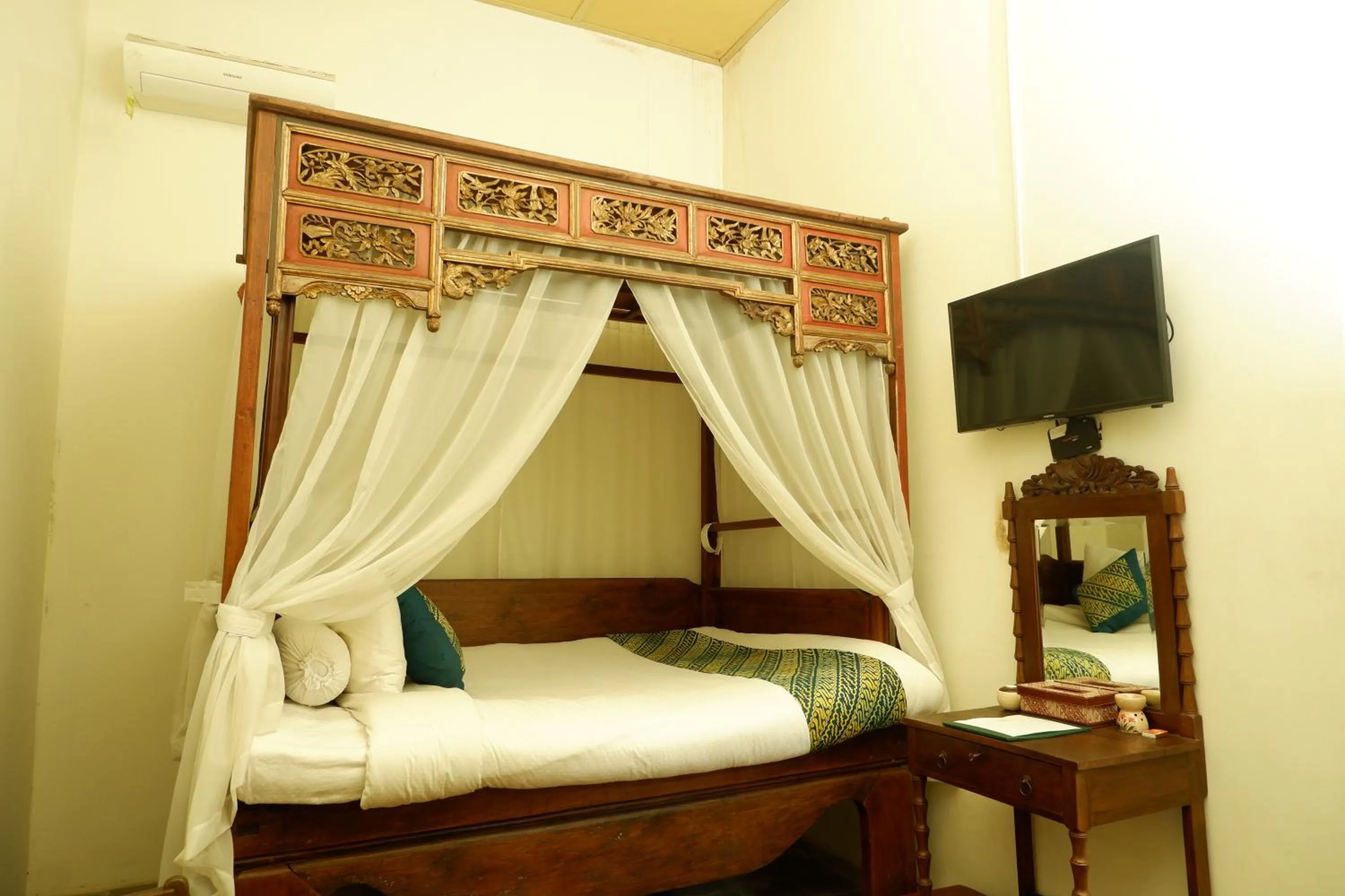 Bed in nDalem Natan Royal Heritage