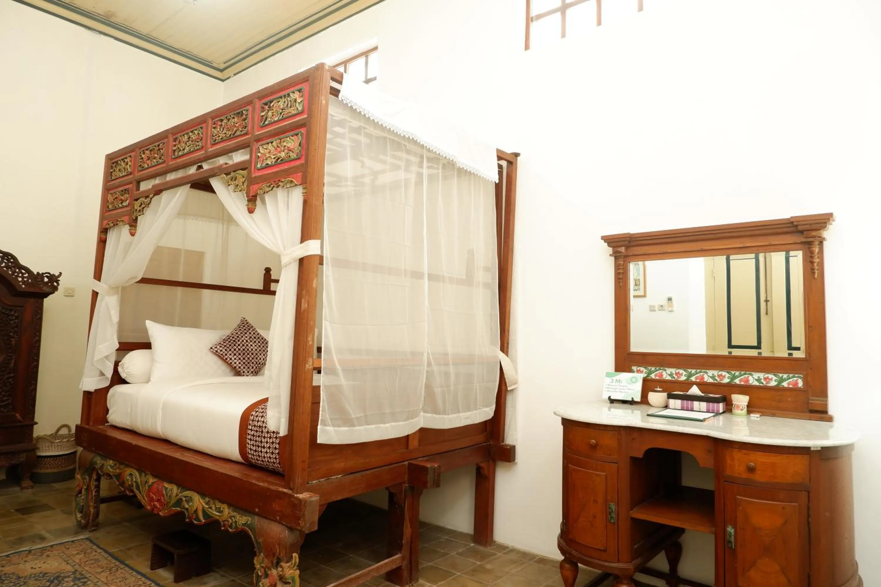Bed in nDalem Natan Royal Heritage